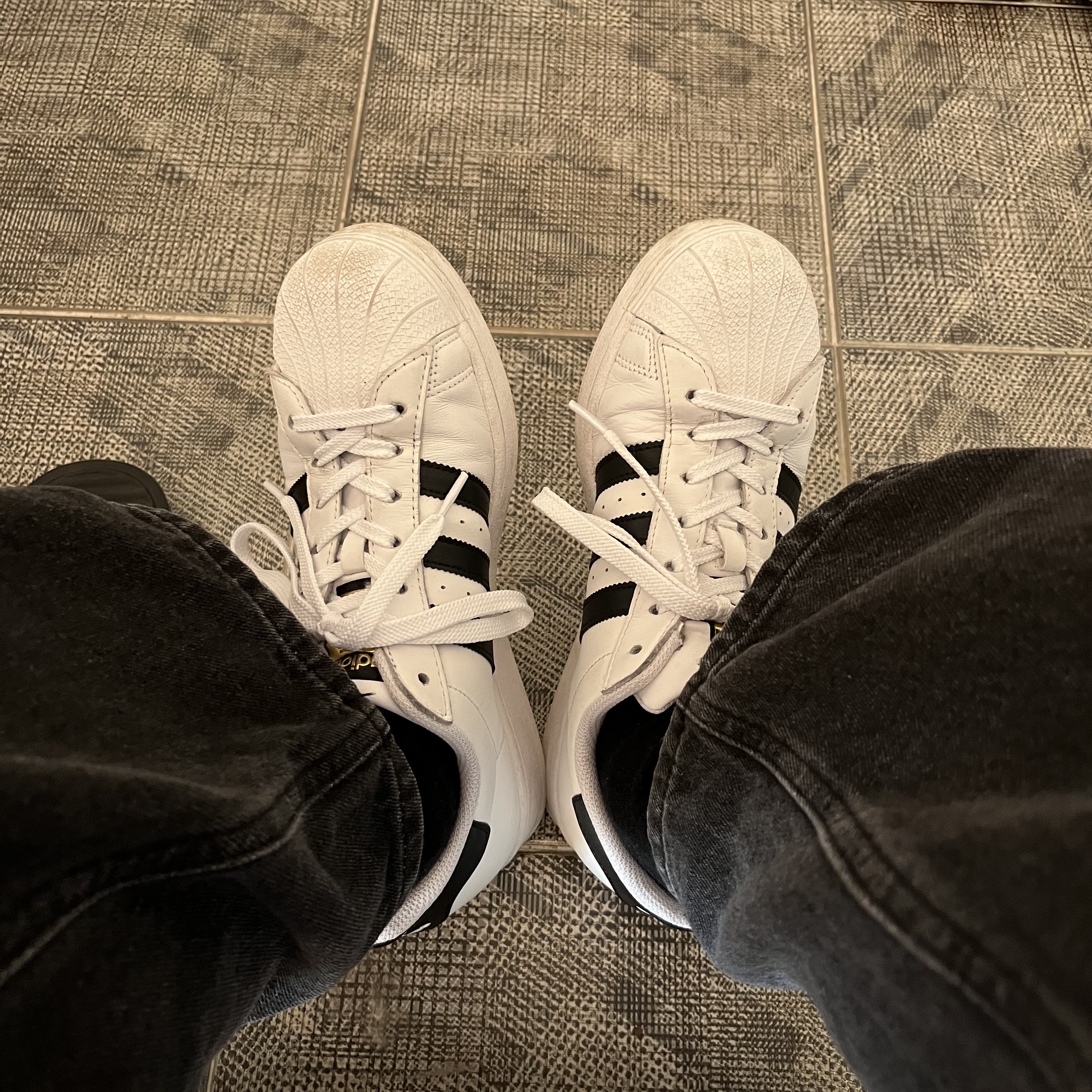Adidas Superstar White Black 착용 스타일