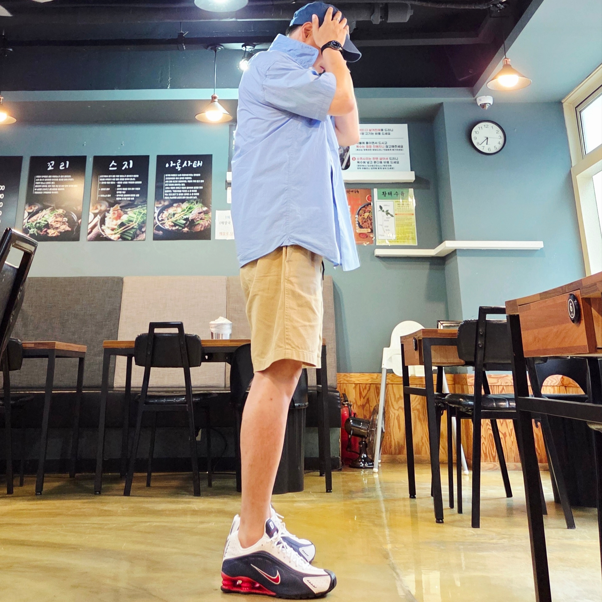 Nike Shox R4 Midnight Navy White 착용 스타일 - 1