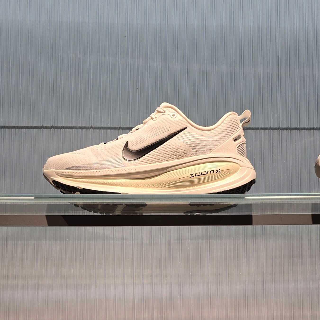 Nike Vomero 18 Summit White Coconut Milk 착용 스타일