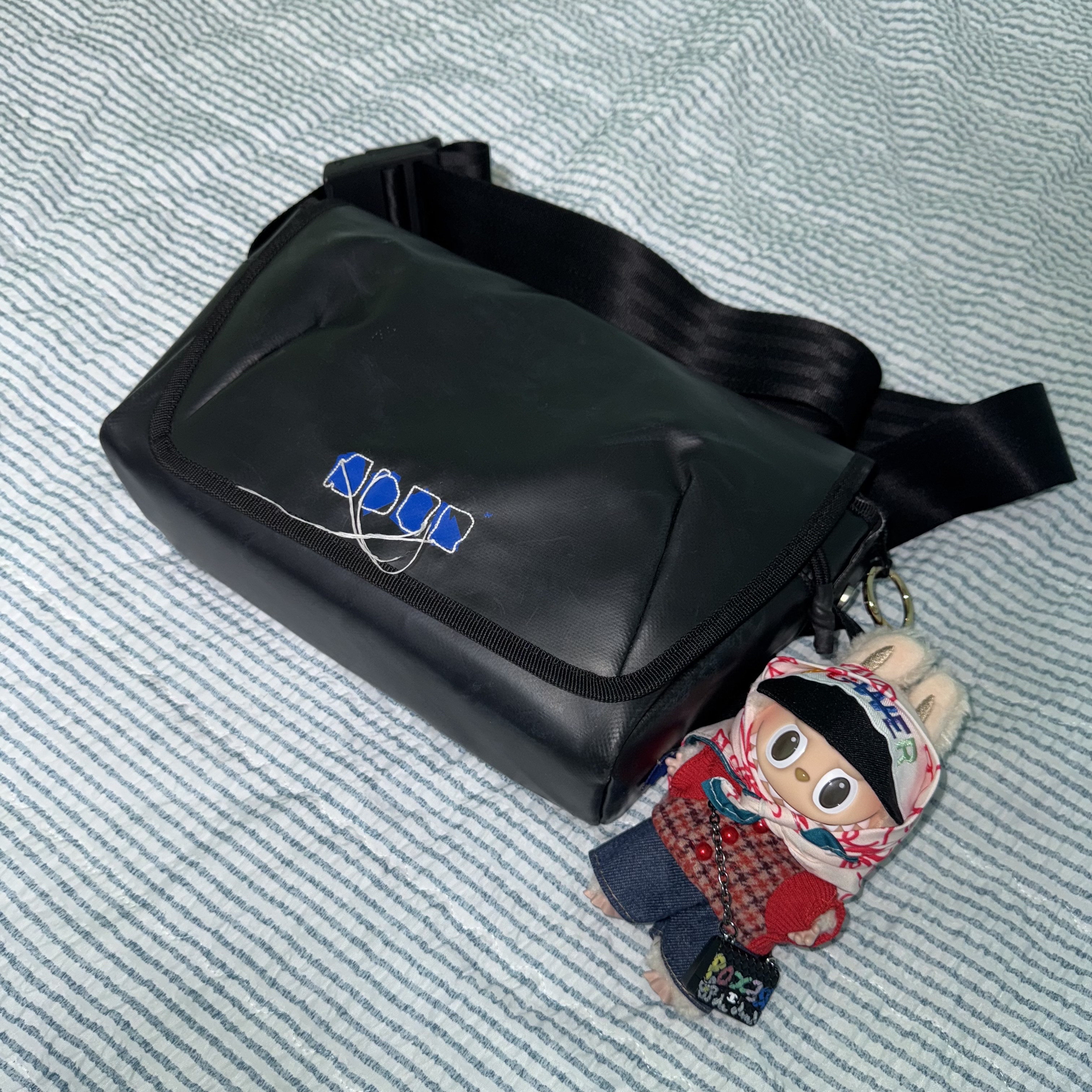Pop Mart Labubu The Monsters Labubu Tasty Macarons Series Soymilk Keyring (Opened Case), Ader Error Trace Admore Crossbody Bag Black 착용 스타일 - 2