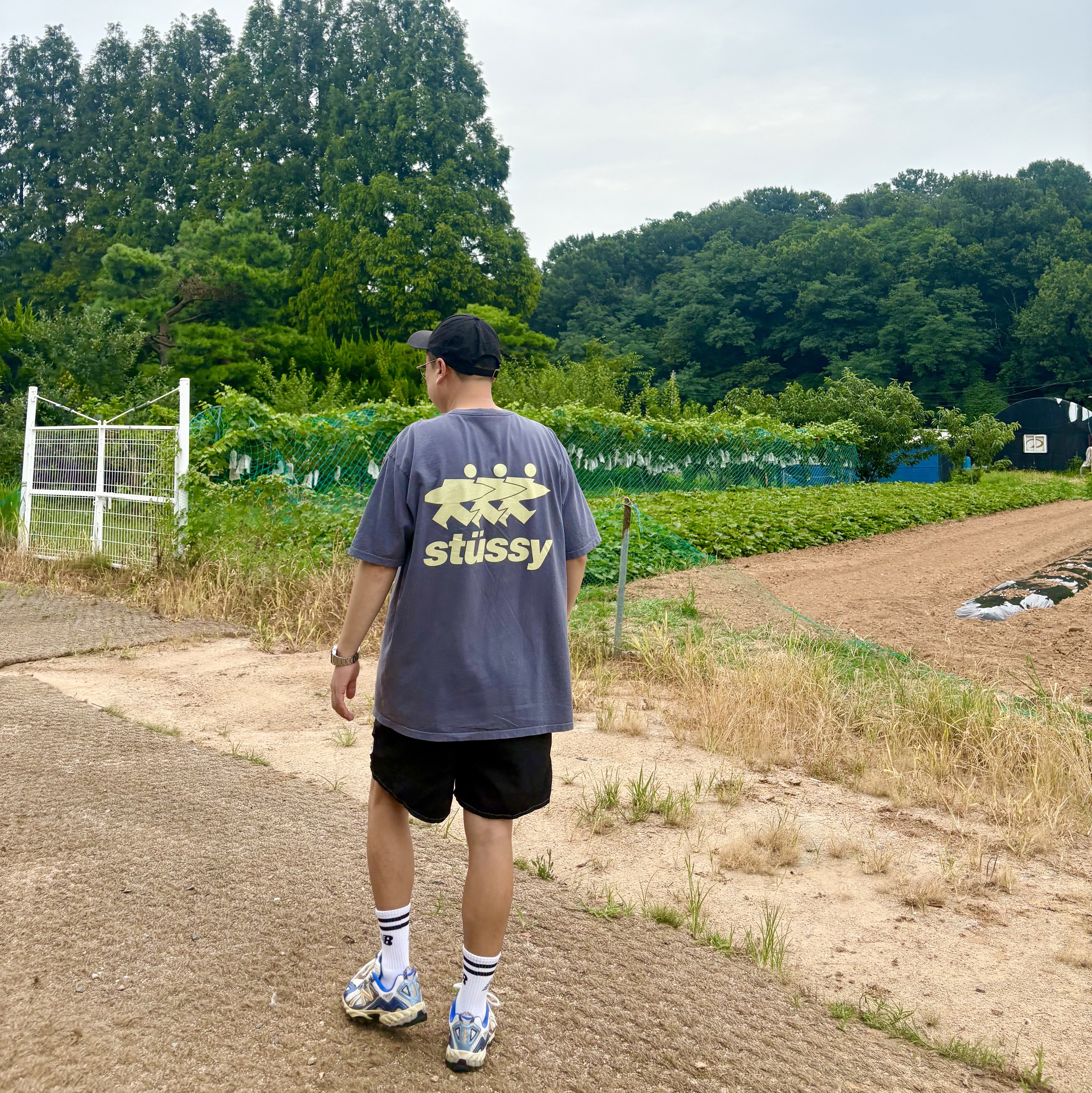 Stussy Bio Washed Big Logo Low Pro Cap Black, Stussy Surfwalk Pigment Dyed T-Shirt Indigo 착용 스타일 - 2