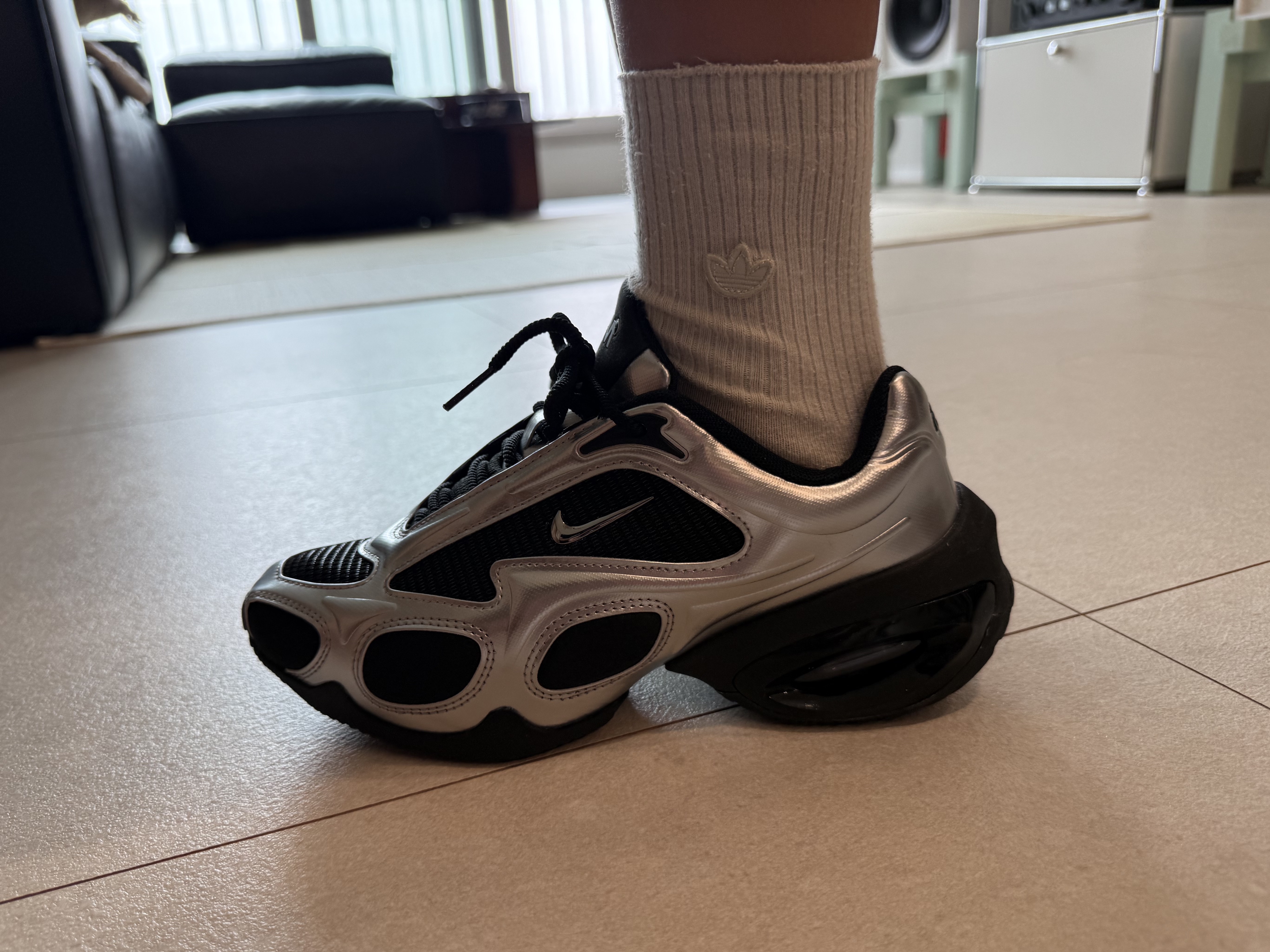 (W) Nike Air Max Muse Black and Metallic Silver, (W) Nike Air Superfly Metallic Silver and Black 착용 스타일 - 4