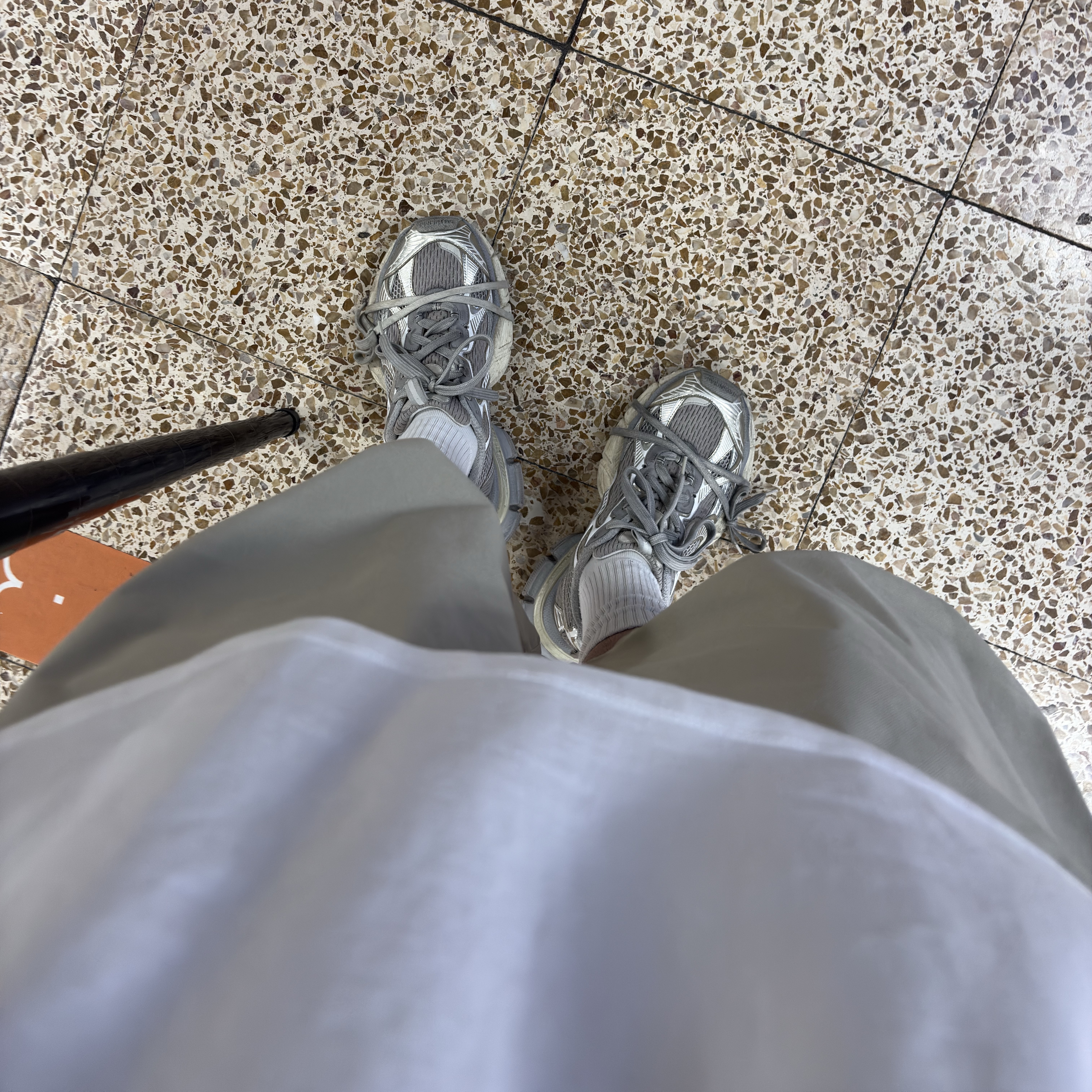 Balenciaga 3XL Sneakers Light Beige, Nonnod Alpine Carpenter Shorts Beige 착용 스타일