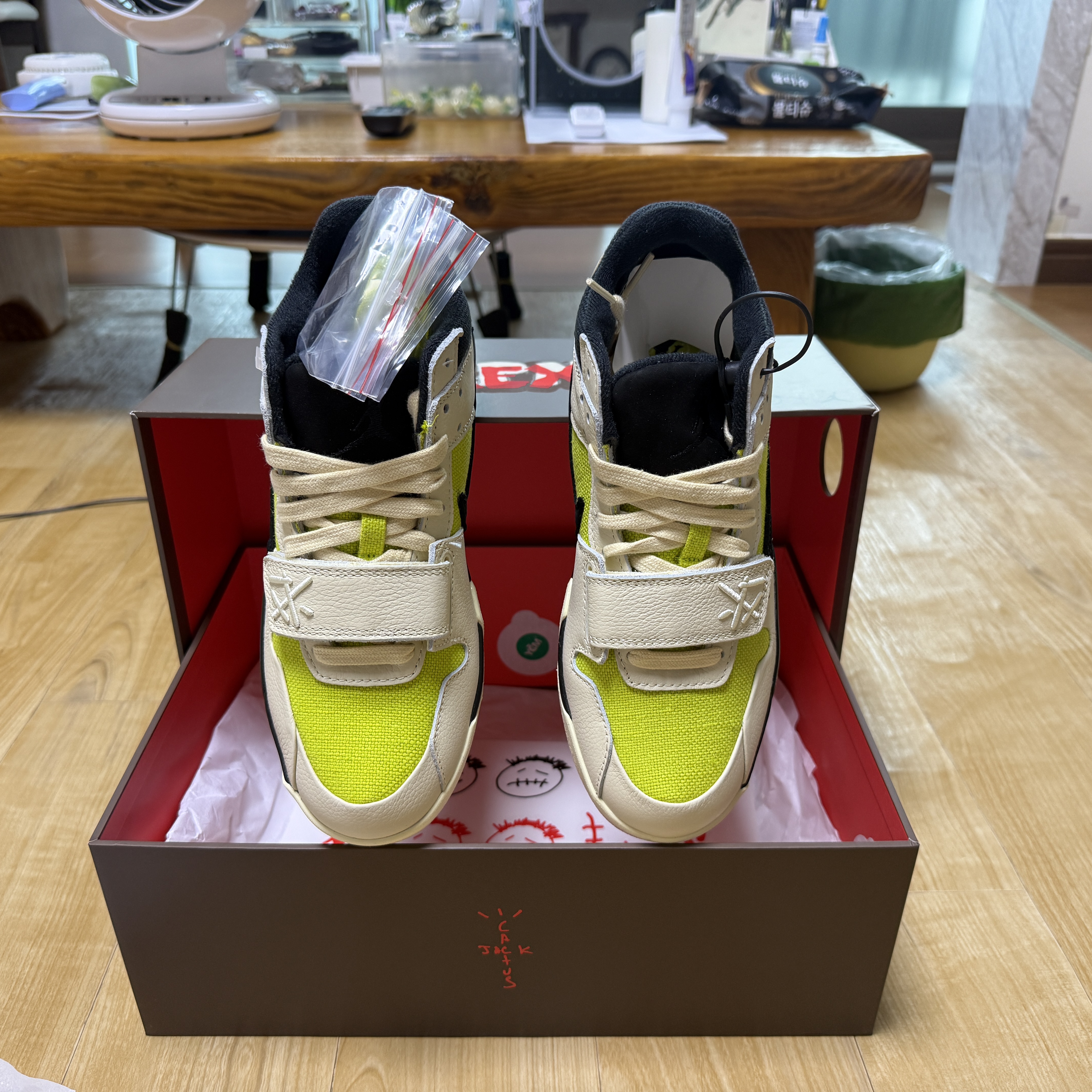 Jordan x Travis Scott Jumpman Jack TR Bright Cactus 착용 스타일 - 2