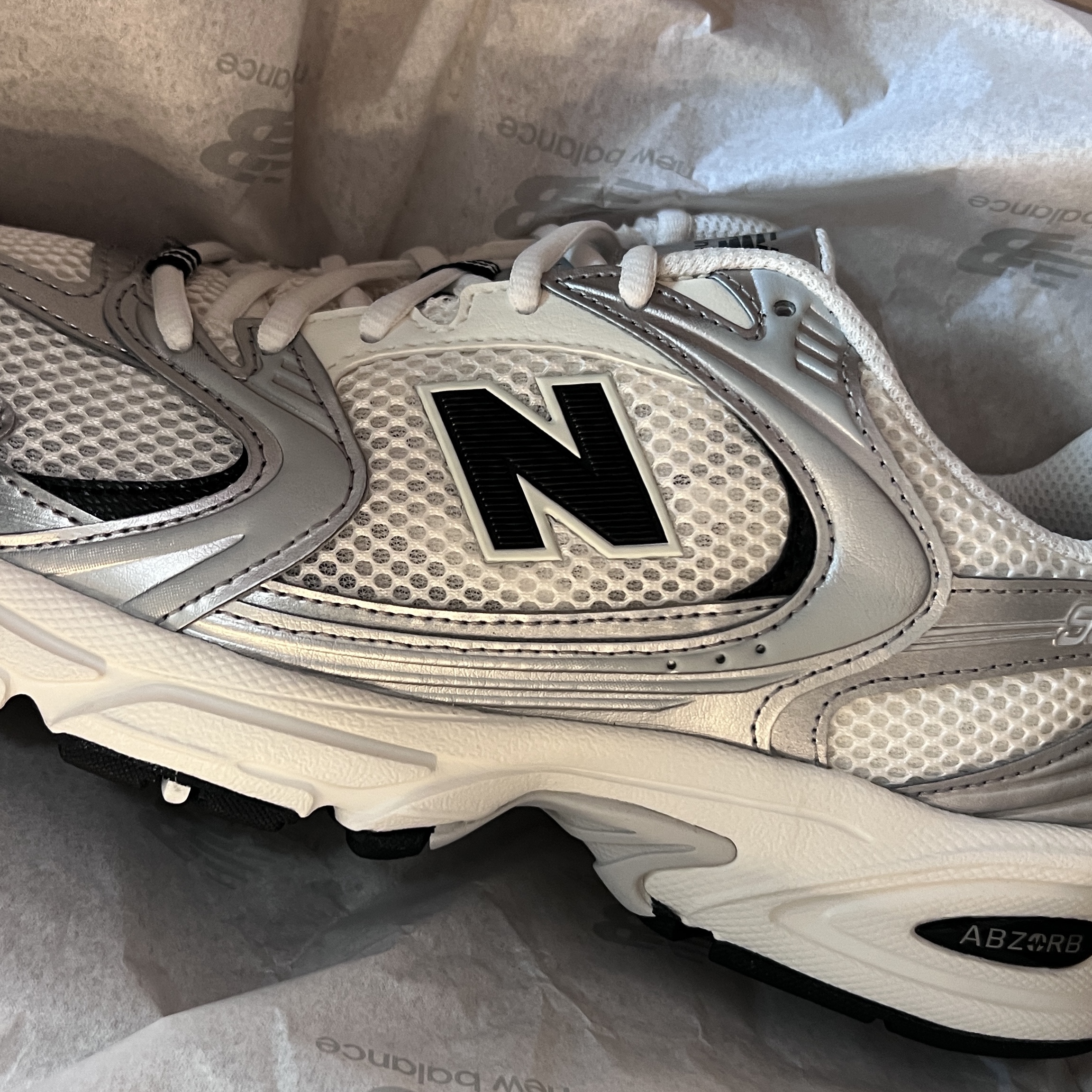 New Balance 530 Angora Cream Silver 착용 스타일