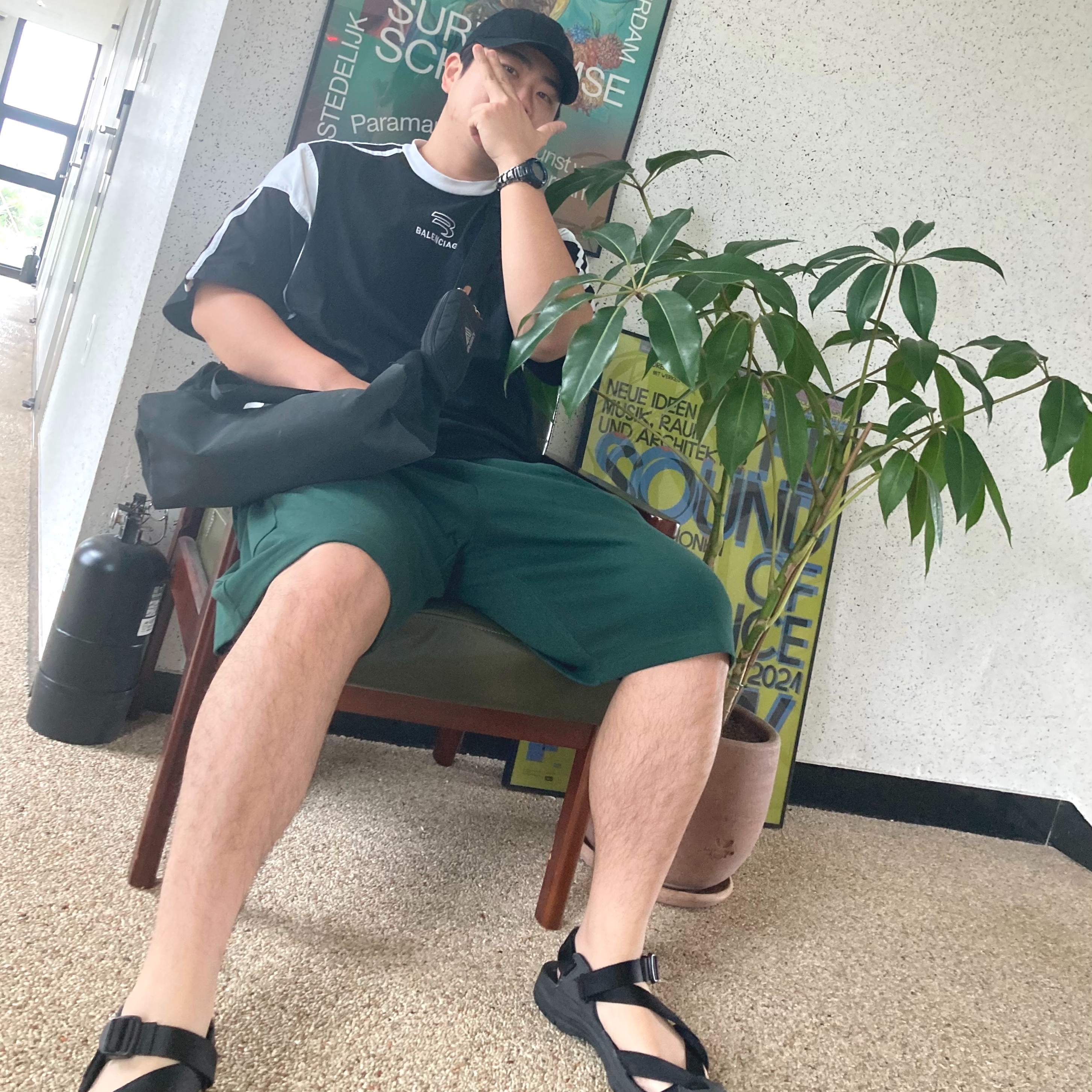 (W) Keen Zerraport II Sandal Black Black, Balenciaga Sporty B Boxy Fit T-Shirt Black White 착용 스타일