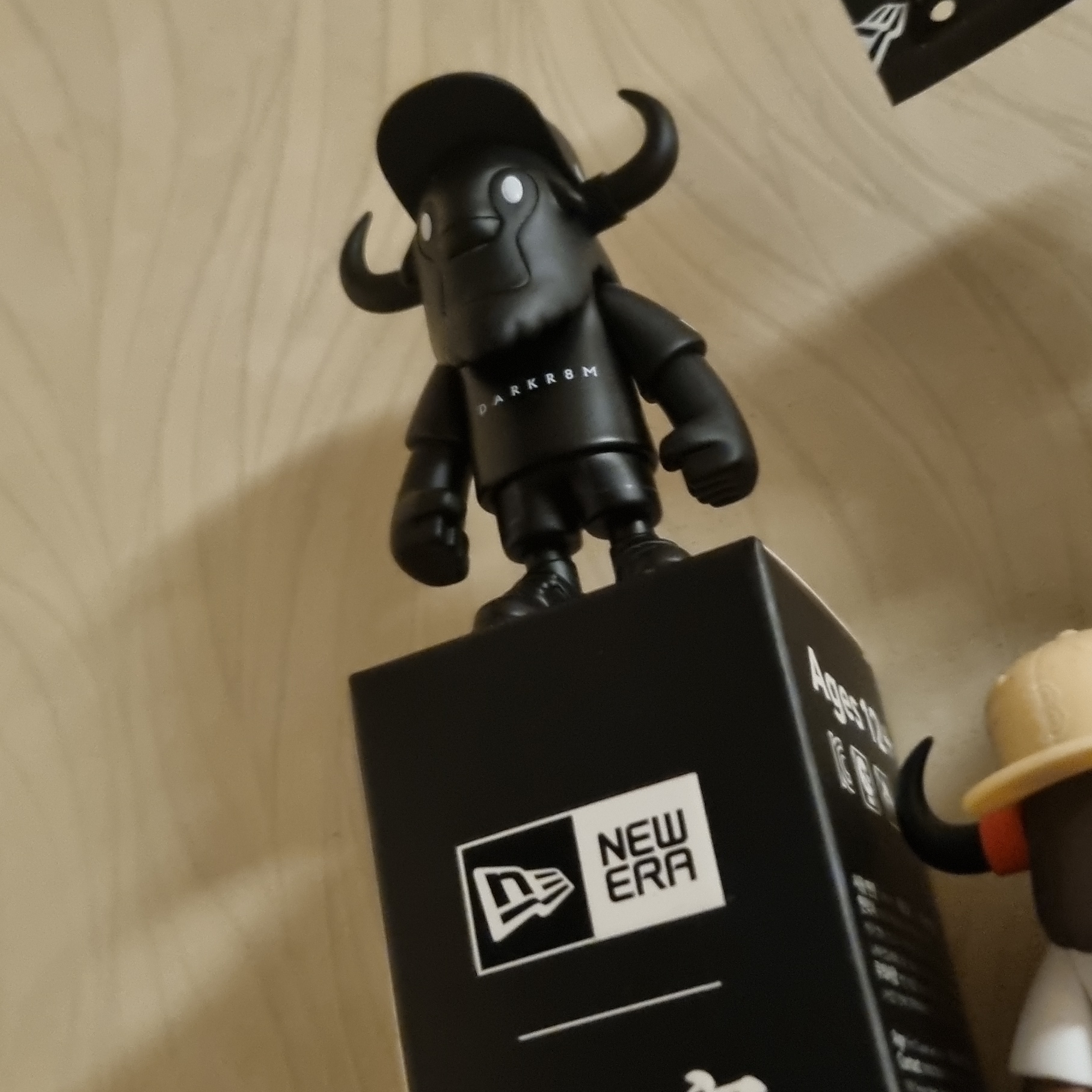 Darkr8m Studio x New Era FFALO Figure Black 착용 스타일