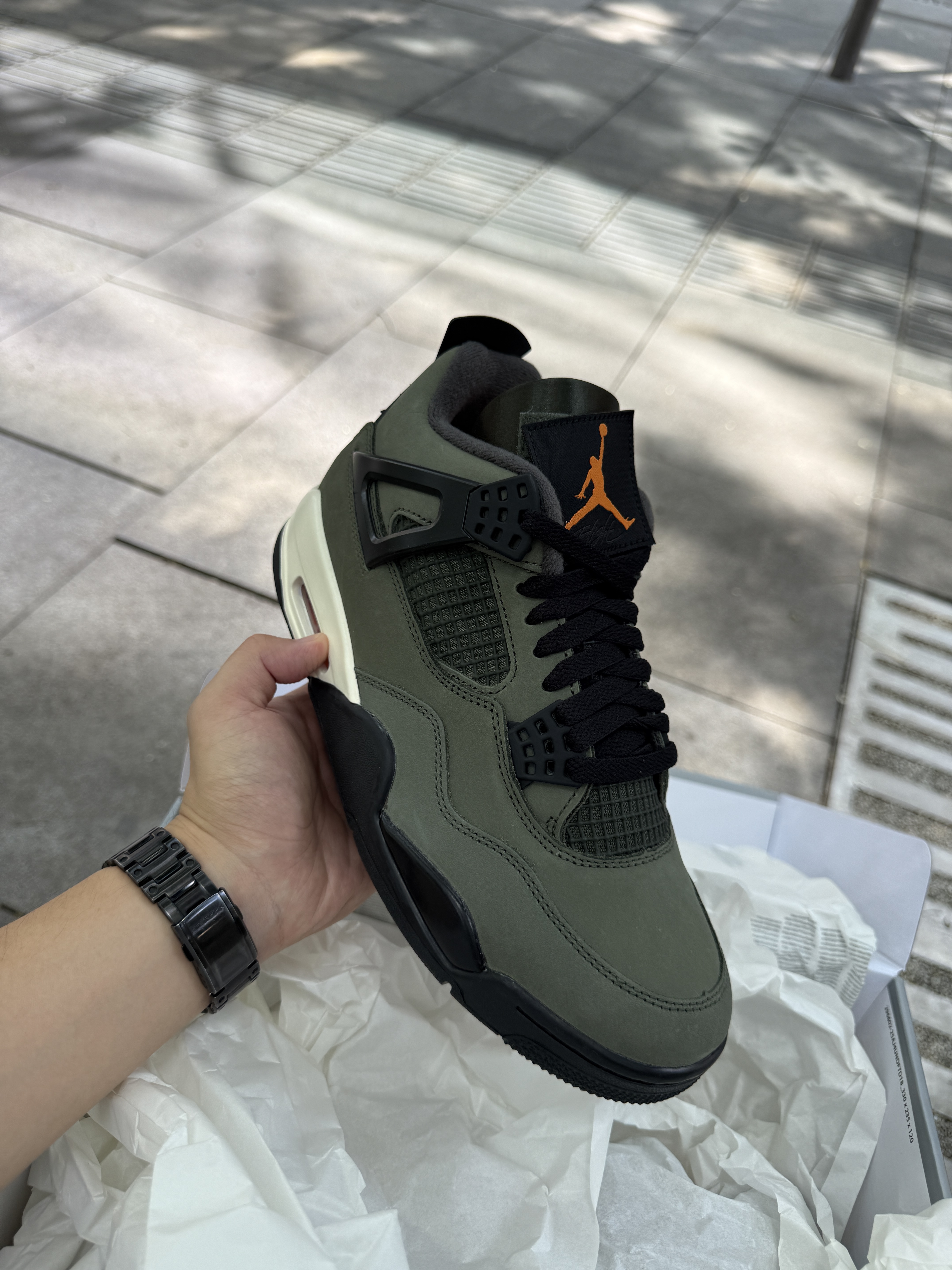 Jordan 4 x Undefeated Retro OG SP Deep Green and Clementine 착용 스타일 - 2