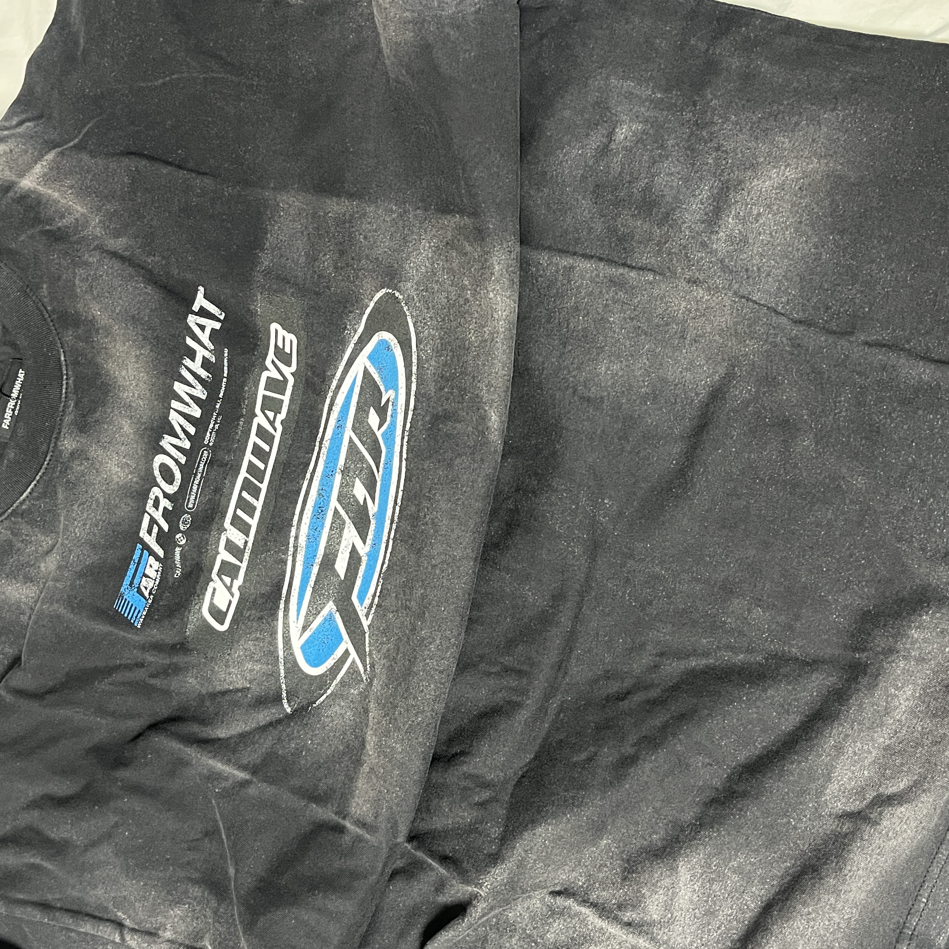Farfromwhat Far Washed Logo T-Shirts Black 착용 스타일 - 2