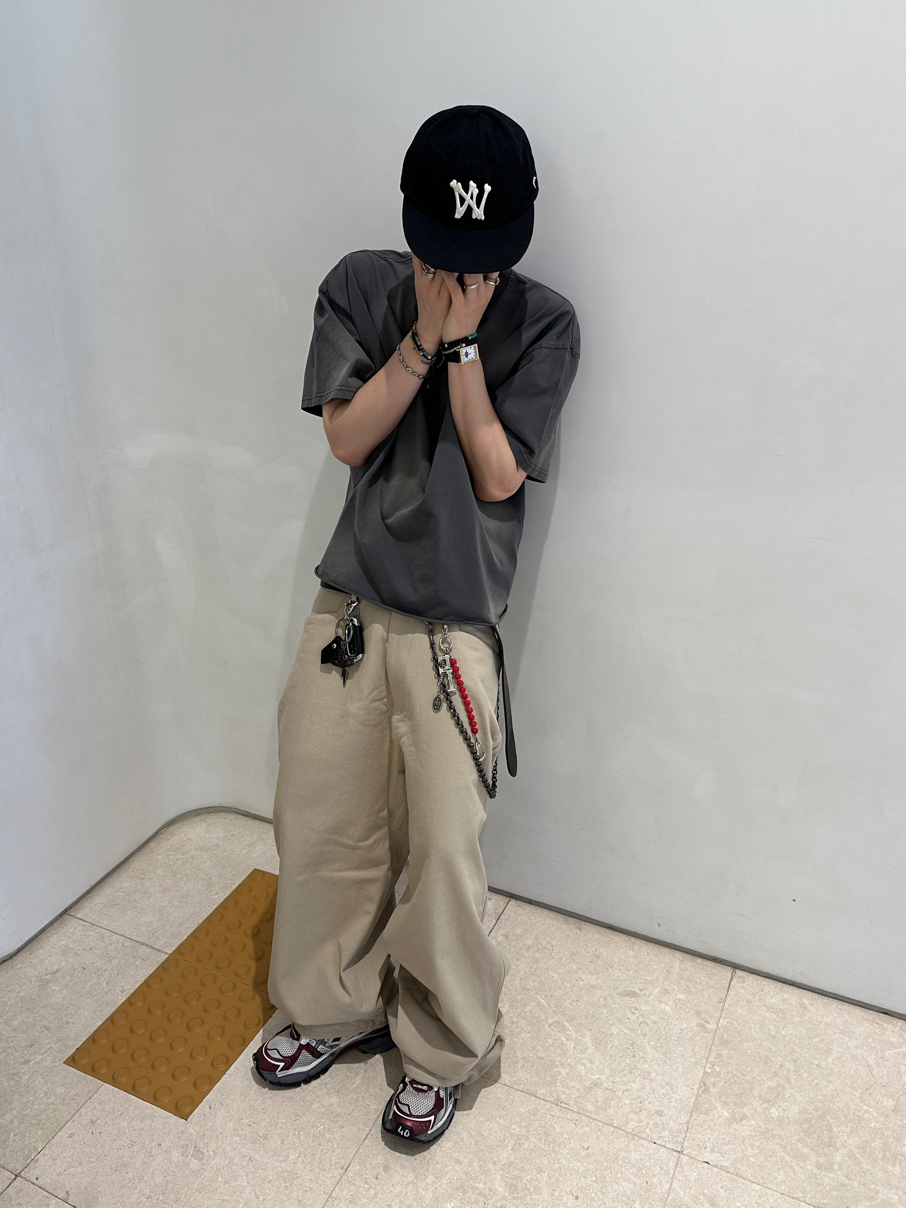 Aoiro 6-Panel Bone A/N Cap Black, Aoiro Low-Key Cropped S/S T-Shirt Washed Grey 착용 스타일 - 1