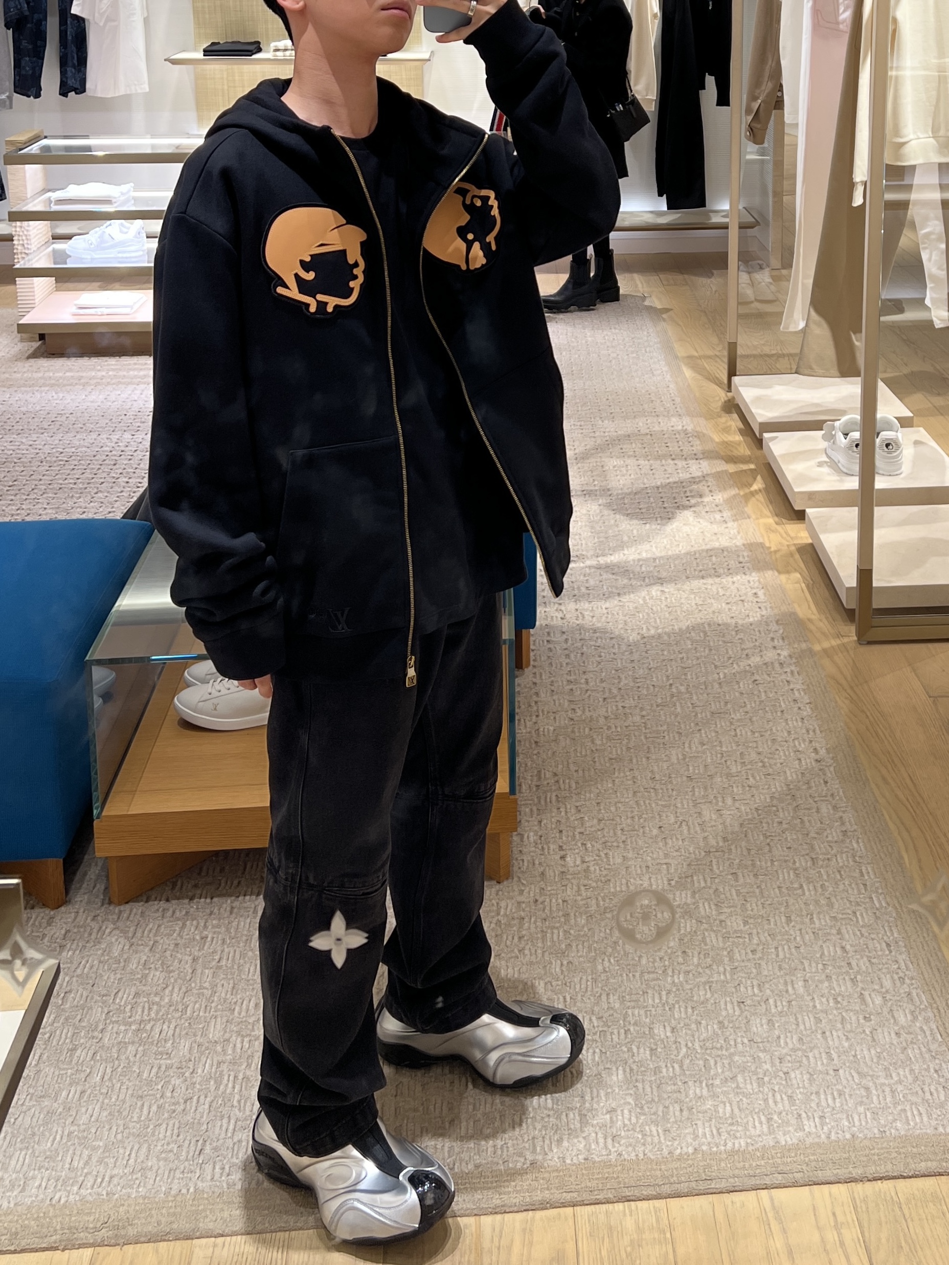 Balenciaga Basketball Sneakers Silver Black, Louis Vuitton LV Buttersoft Sneakers Beige 착용 스타일 - 1