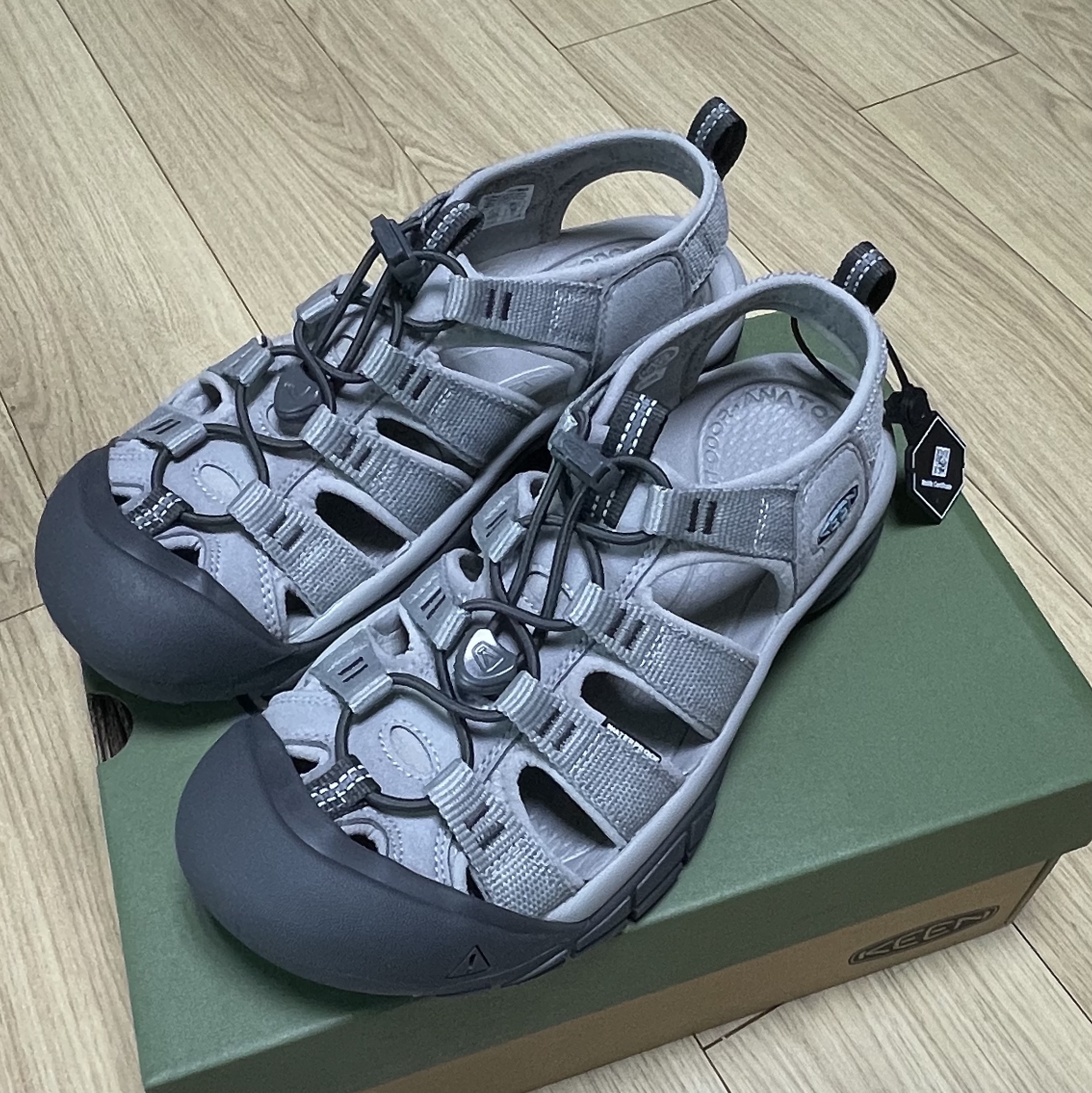 (W) Keen Newport H2 Grey Smoke Blue 착용 스타일