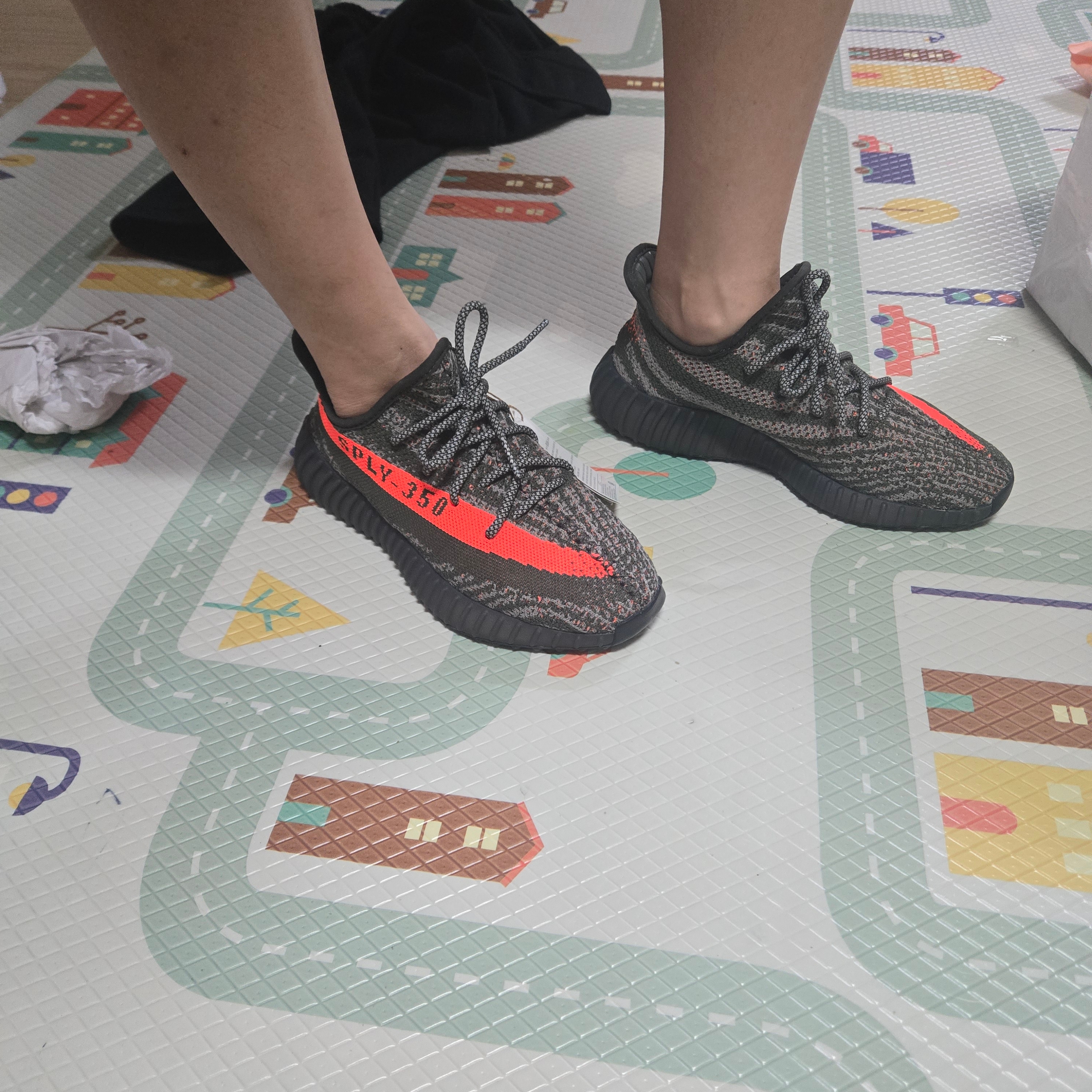 Adidas Yeezy Boost 350 V2 Carbon Beluga 착용 스타일