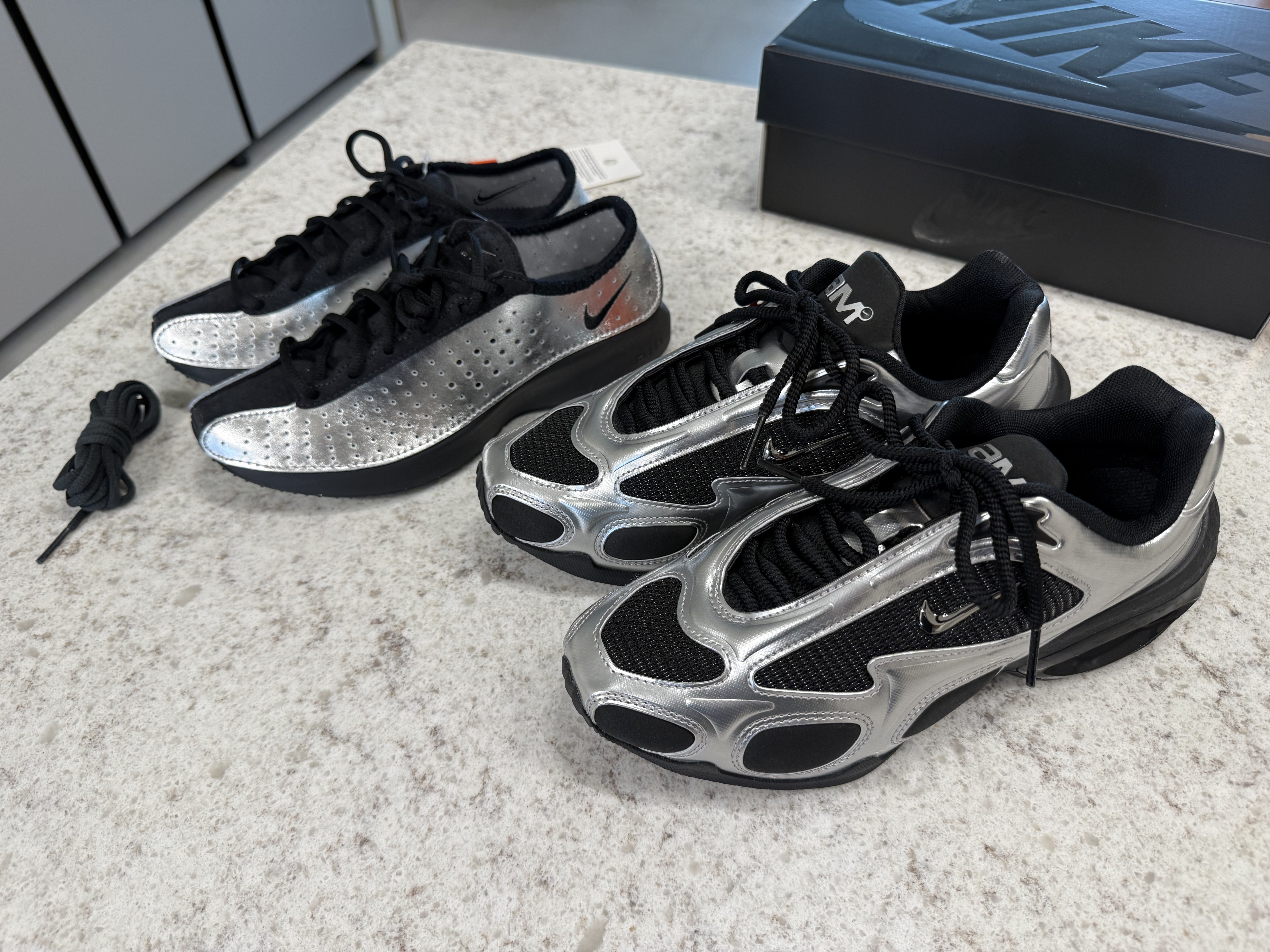 (W) Nike Air Max Muse Black and Metallic Silver, (W) Nike Air Superfly Metallic Silver and Black 착용 스타일 - 1