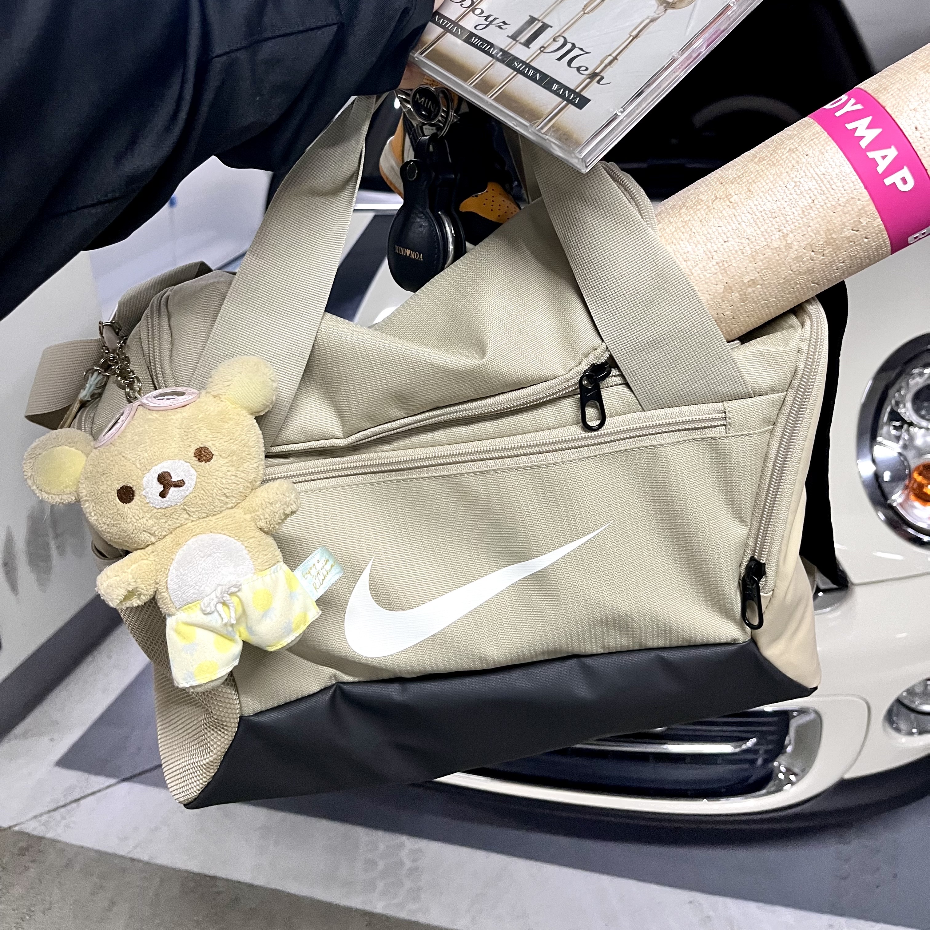 Nike Brasilia 9.5 Training Duffle Bag Extra Small 25L Parachute Beige Black 착용 스타일