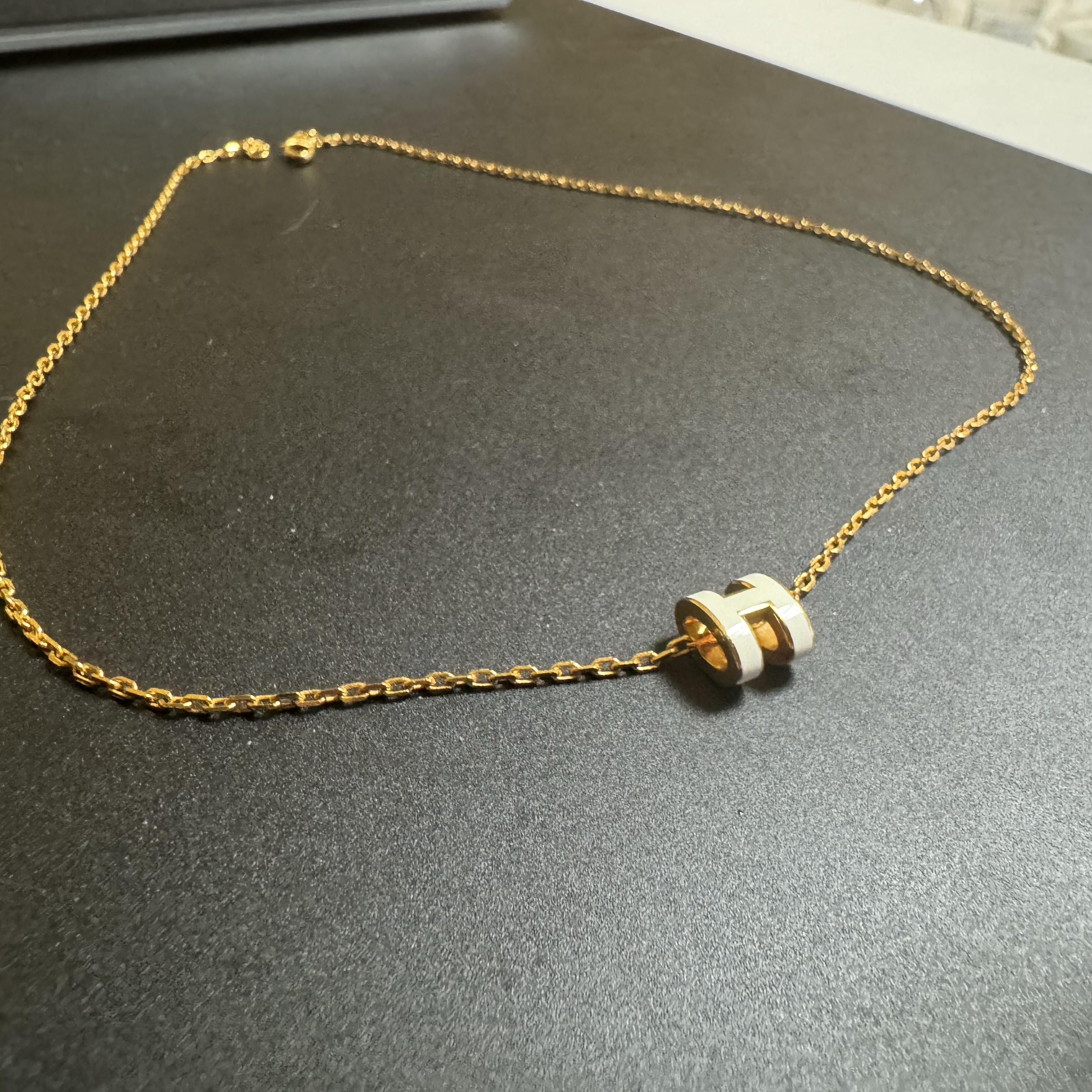 (W) Hermes Mini Pop H Pendant Gold & Blanc 착용 스타일