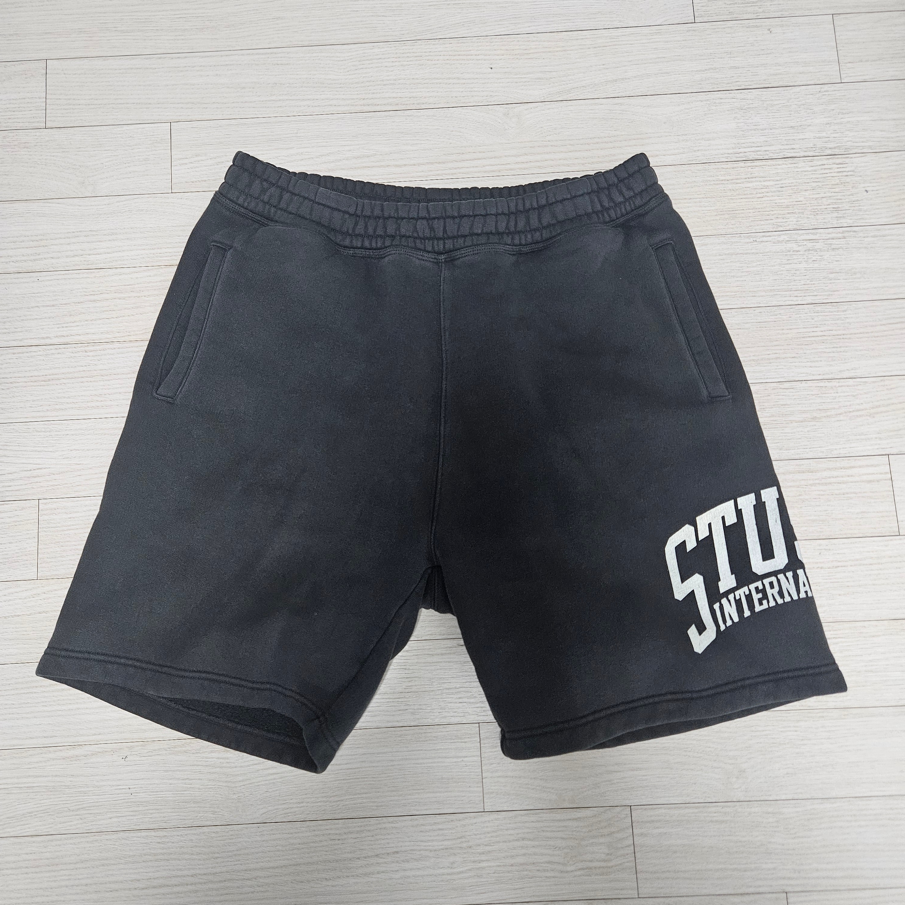 Stussy Fleece International Shorts Washed Black 착용 스타일 - 1