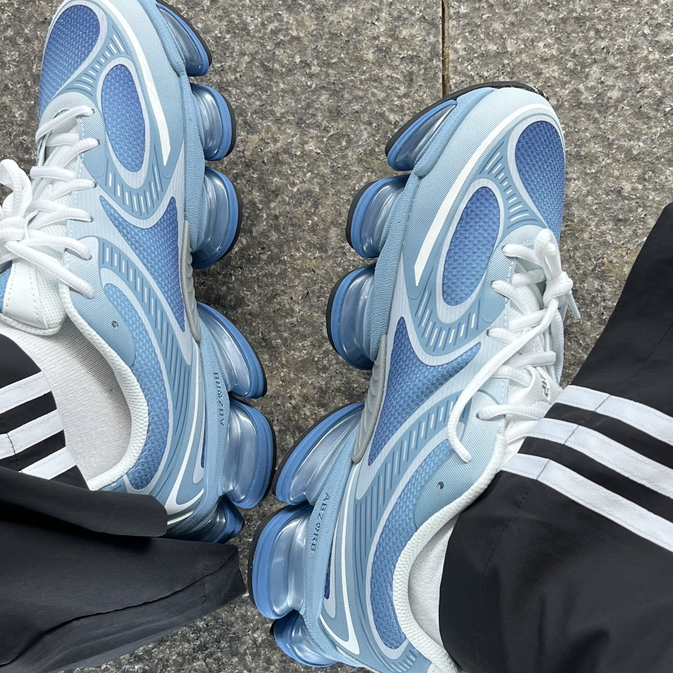 New Balance 2000 Abzorb Blue 착용 스타일
