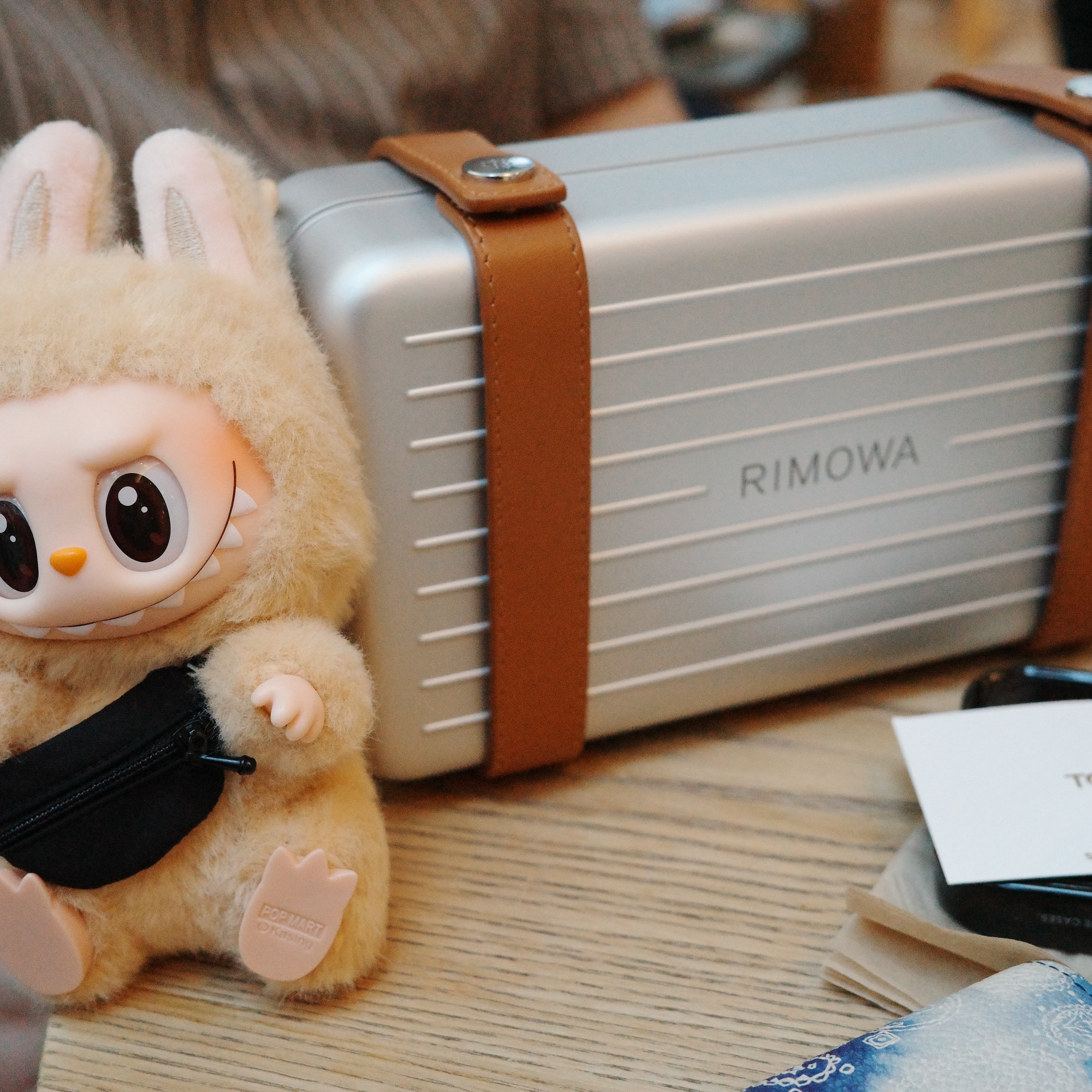 Rimowa Personal Aluminium Crossbody Bag Silver, Pop Mart Labubu Let's Play Together Doll Series Baba Keyring (Opened Case) 착용 스타일 - 1