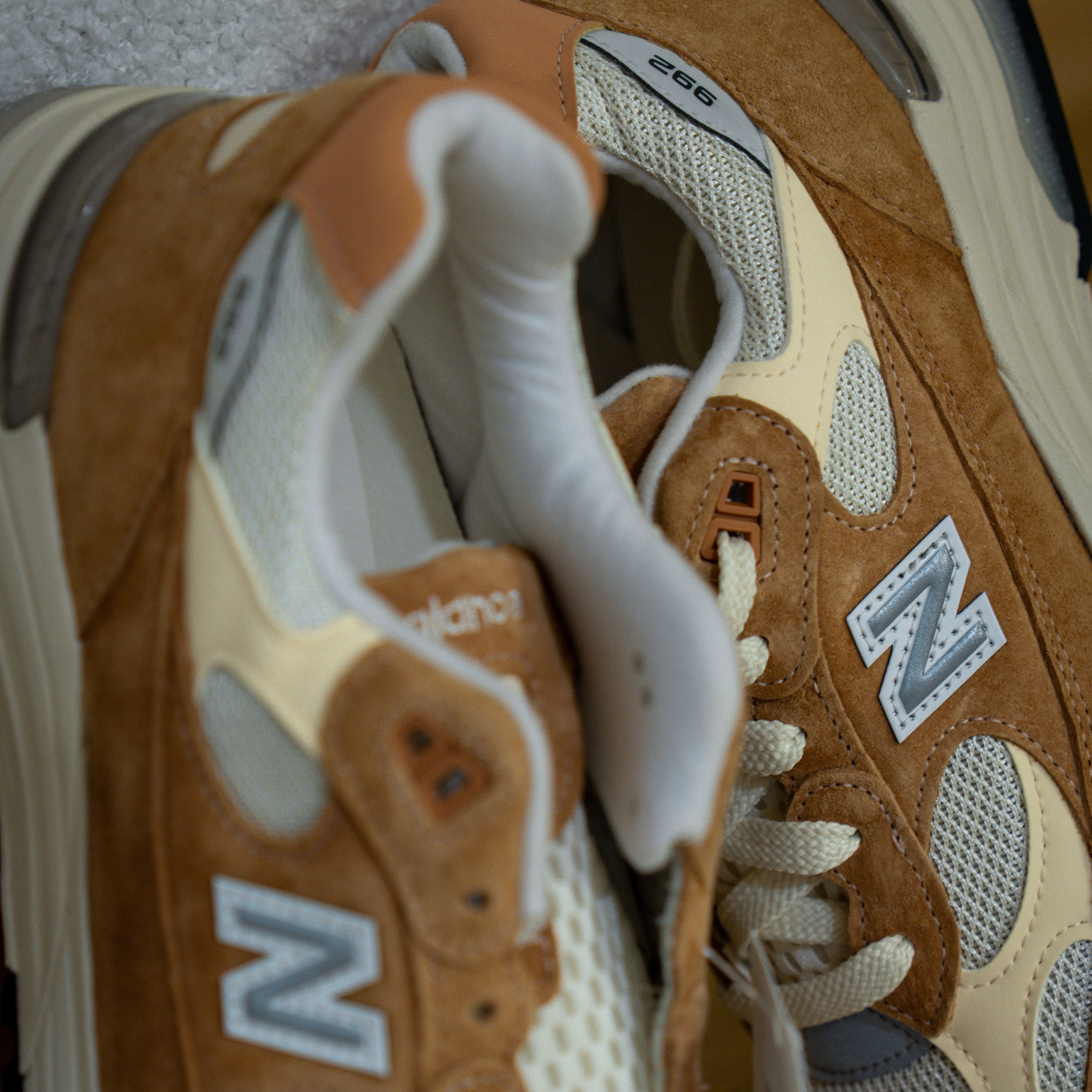 New Balance 992 Made in USA Sweet Caramel Calcium 착용 스타일