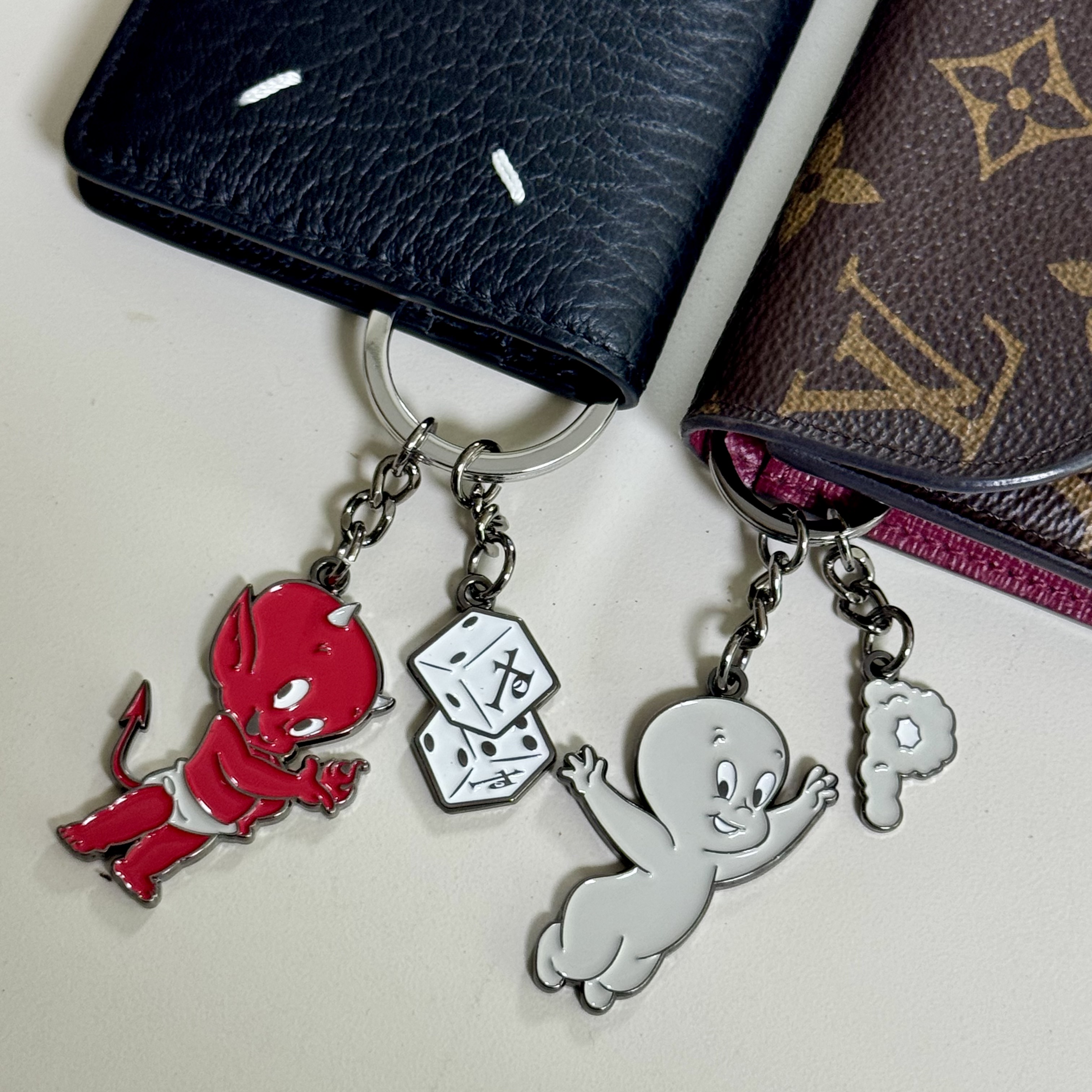 Louis Vuitton Rosalie Coin Purse Monogram Fuchsia, Maison Margiela Keyring Wallet Black 착용 스타일