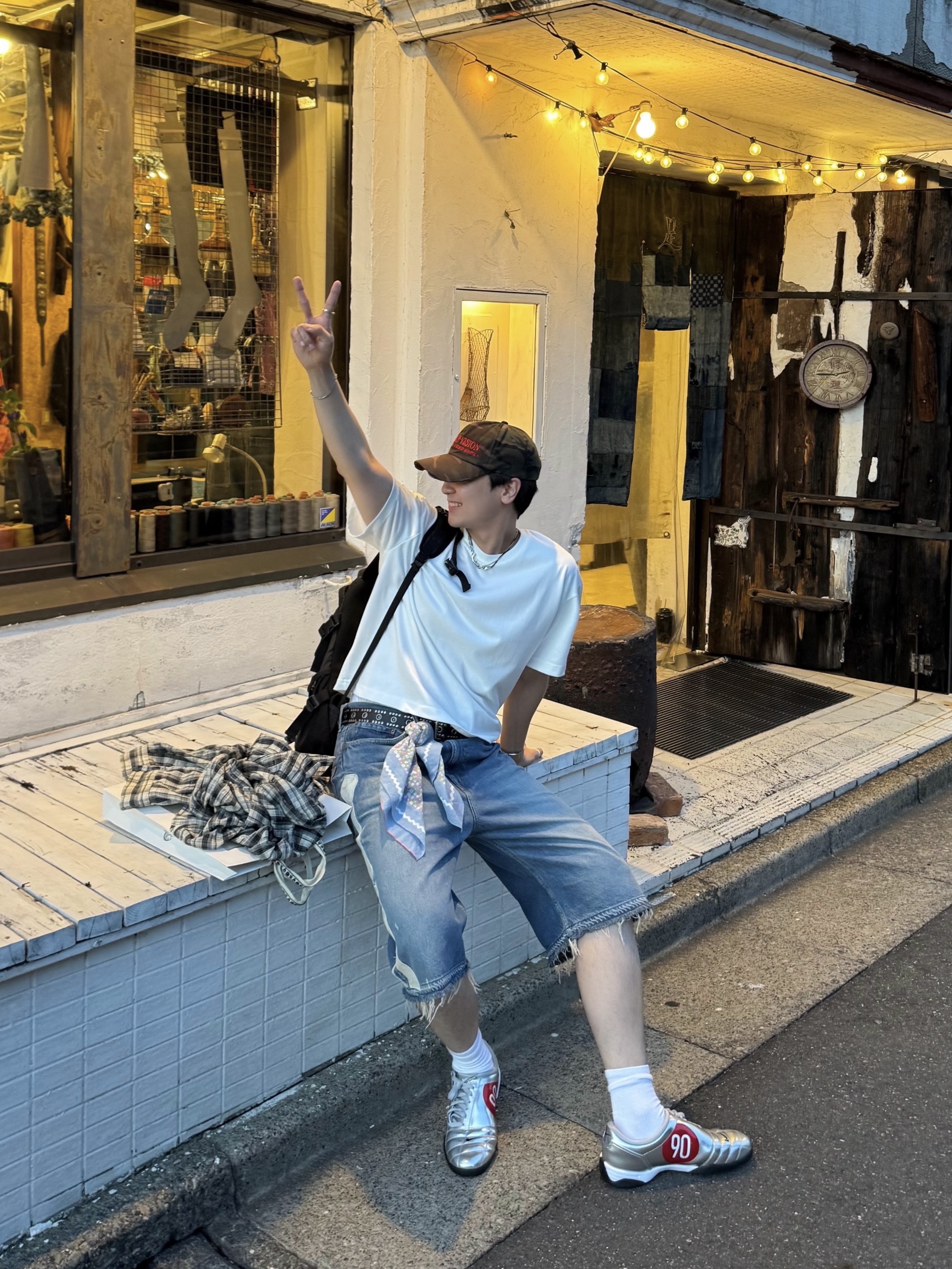 Kapital 14 oz. Denim 5P Bone Embroidery Short Pants Indigo (Processing), Nike Total 90 III SP Metallic Silver and Black 착용 스타일 - 2