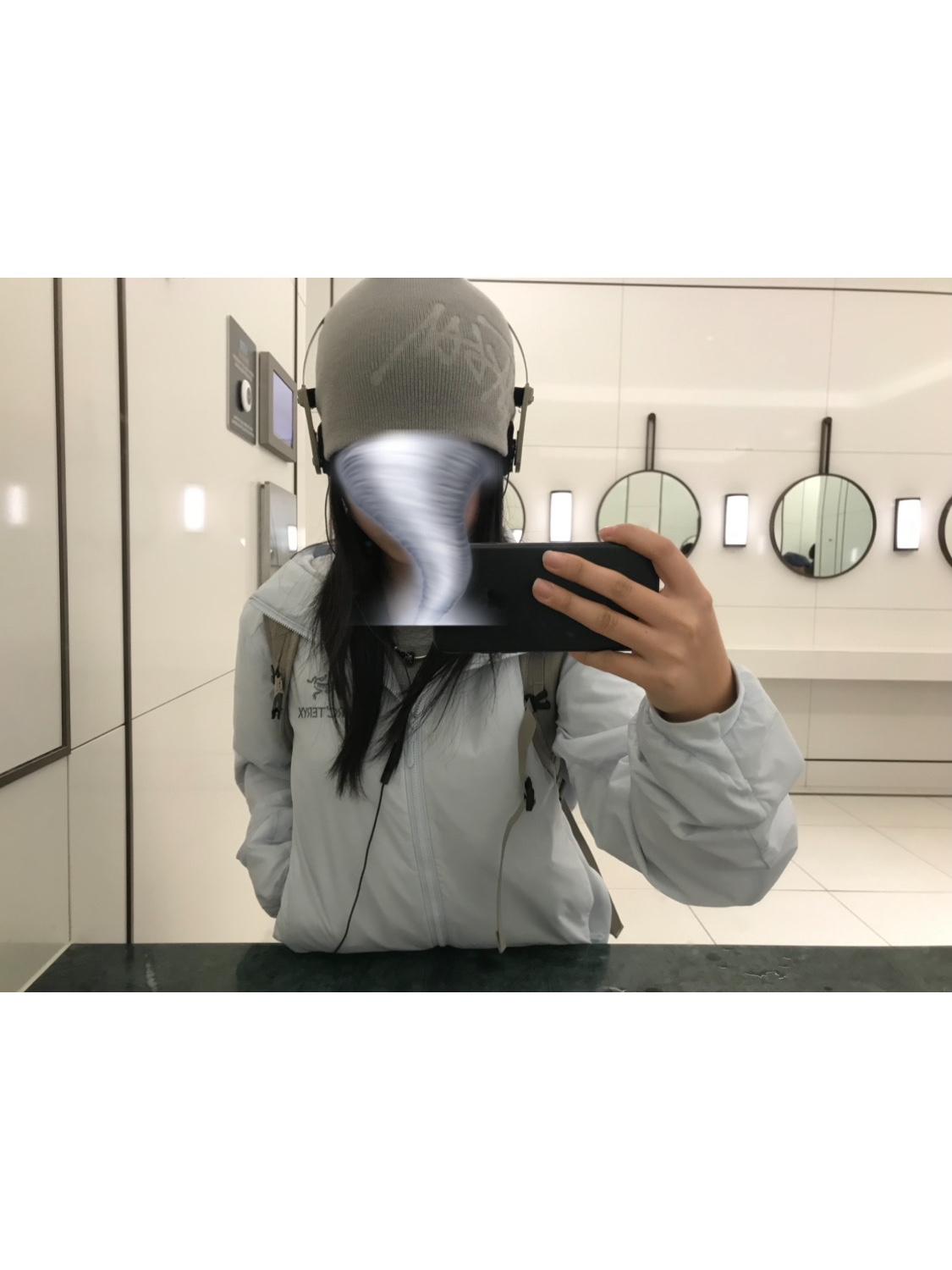 Stussy Debossed Stock Logo Beanie Silver, Balenciaga Mercury Oval Sunglasses Silver 착용 스타일 - 2
