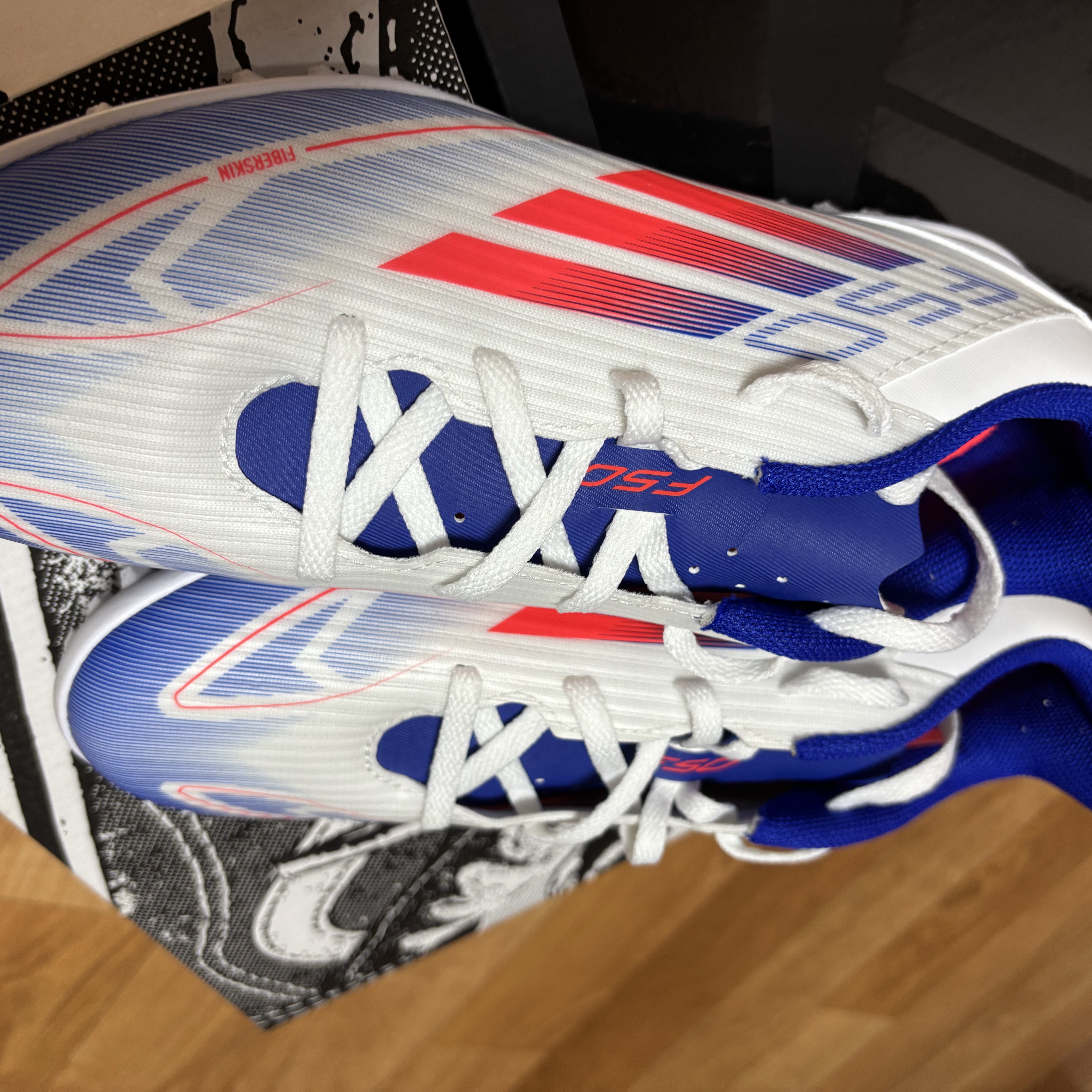 Adidas F50 Pro Laceless TF Cloud White Solar Red 착용 스타일 - 4