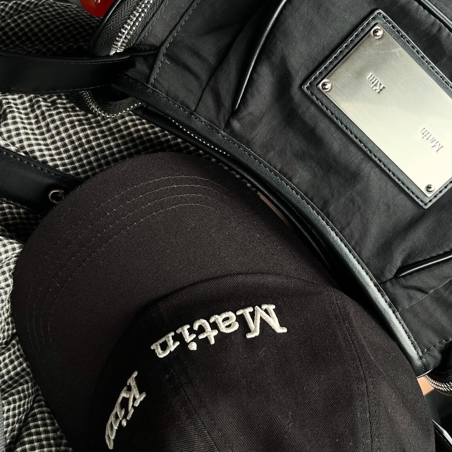 Matin Kim Matin Classic Logo Ball Cap in Black, Matin Kim Madeleine Round Bag Black 착용 스타일 - 4