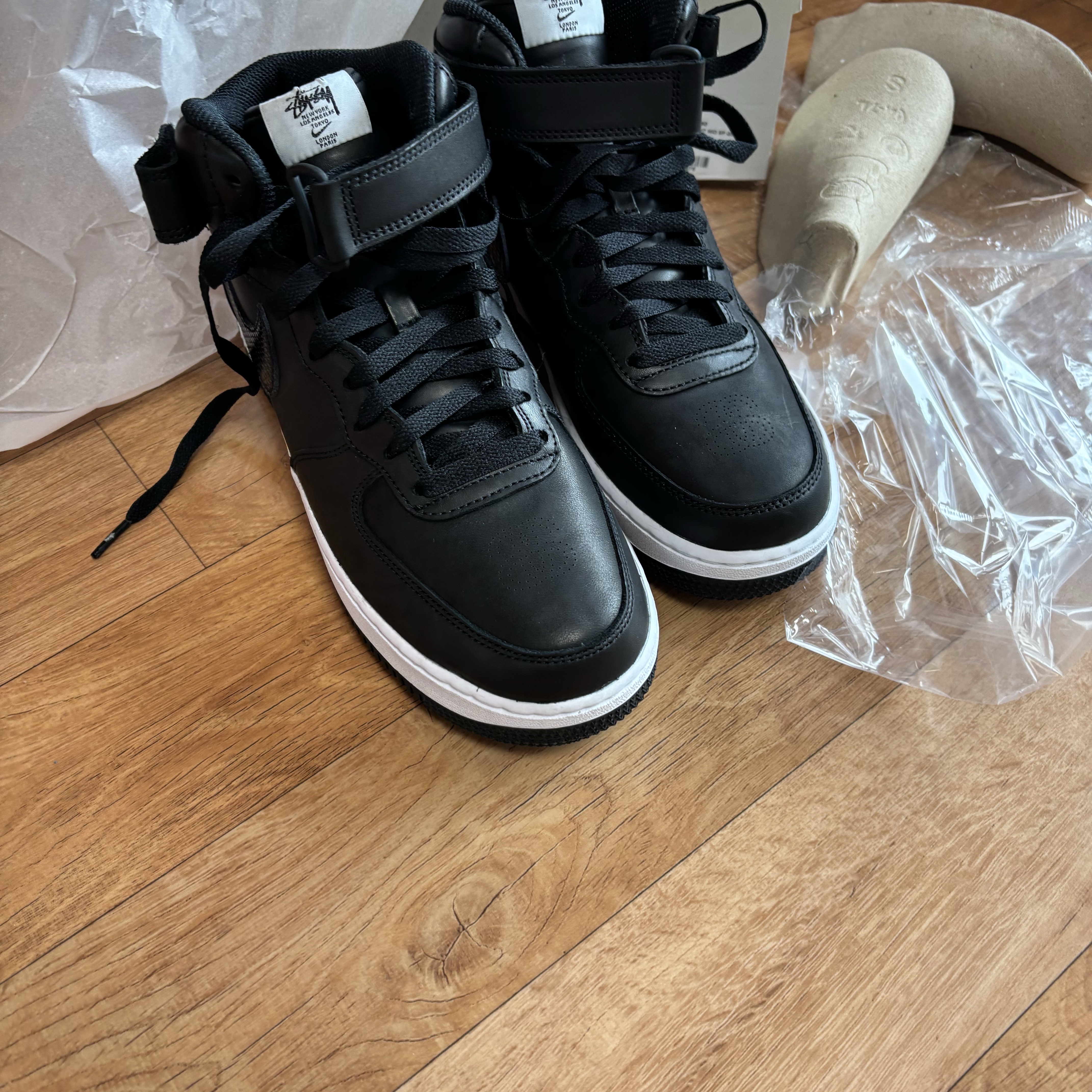 Nike x Stussy Air Force 1 '07 Mid SP Black 착용 스타일 - 1