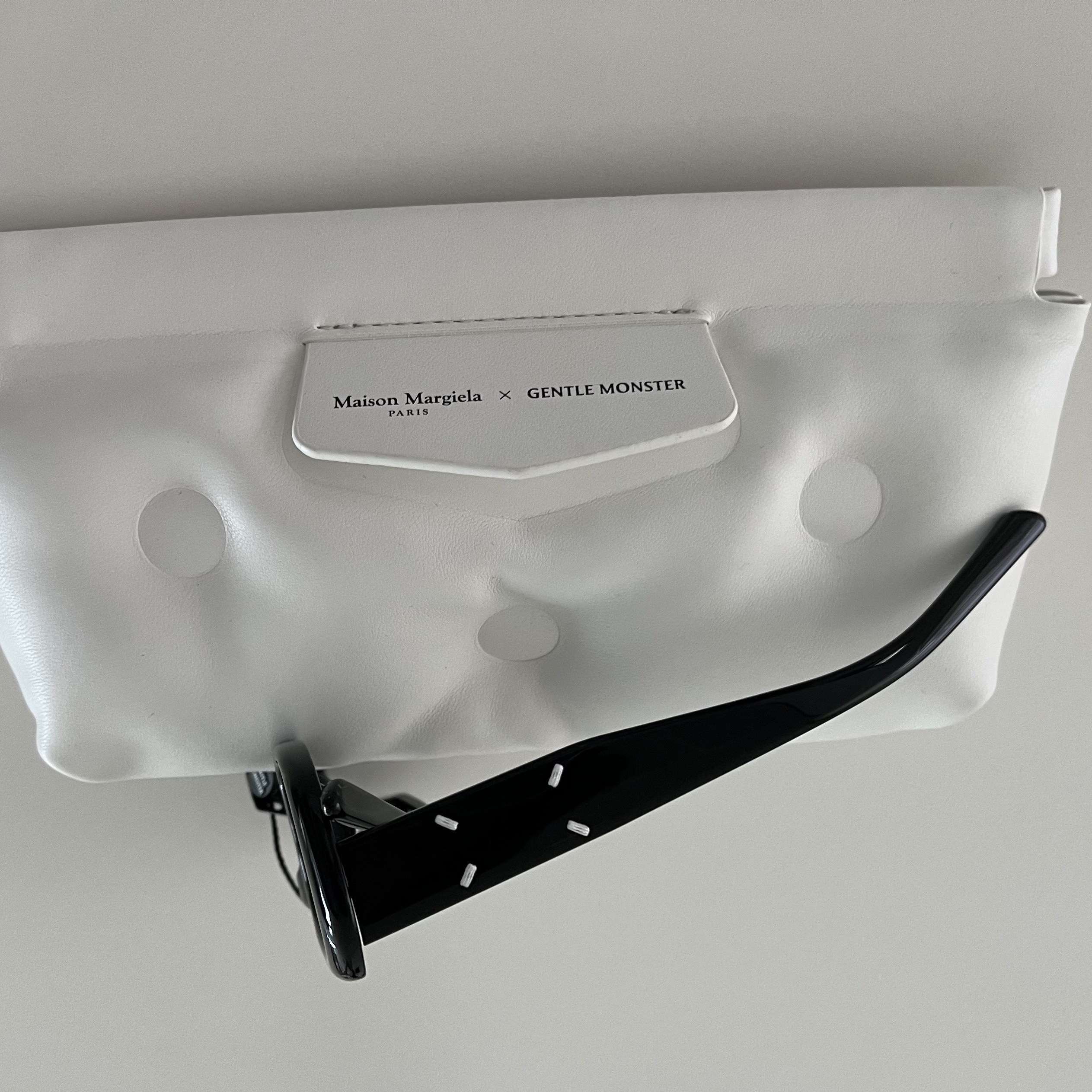 Gentle Monster x Maison Margiela MM207 Black Gray 착용 스타일 - 4