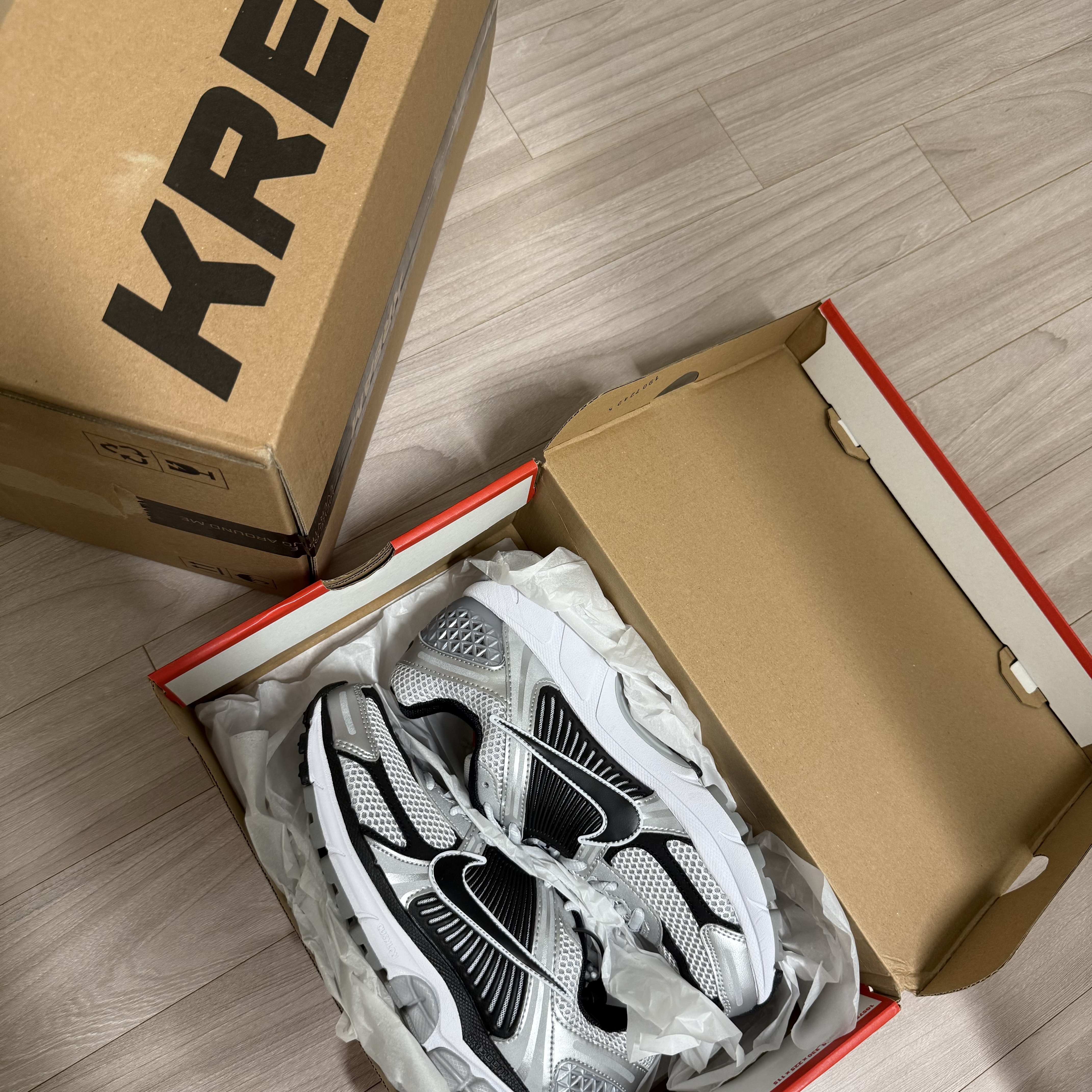 Nike Zoom Vomero 5 Metallic Silver Black 착용 스타일 - 1