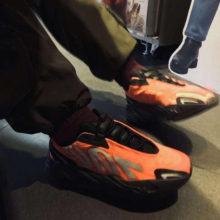 Adidas Yeezy Boost 700 MNVN Orange 착용 스타일 - 1