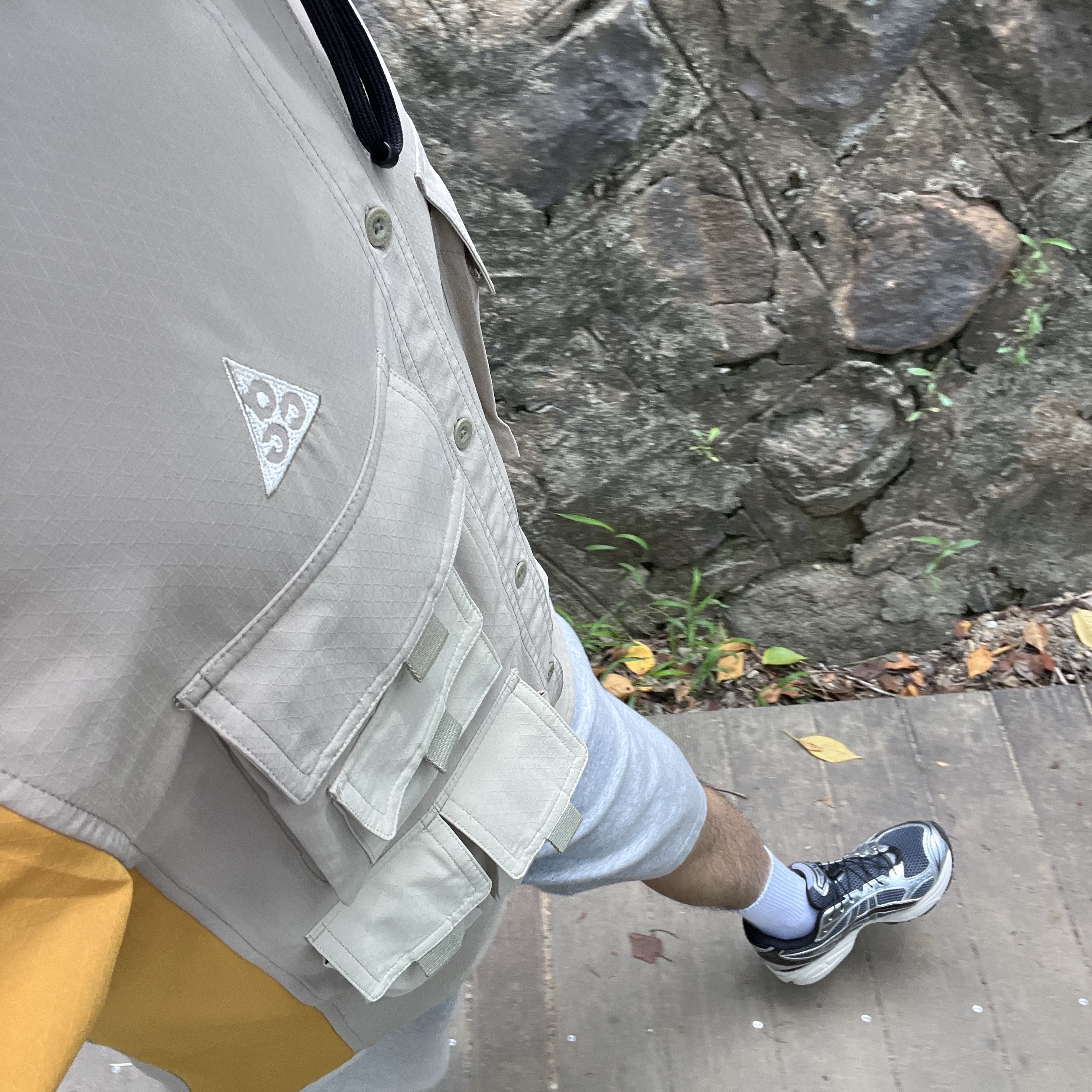 Asics Unlimited Gel-Kayano 14 Carrier Grey Black, Nike ACG Dri-Fit UV Devastation Trail Shirt Khaki Olive Gold - Asia 착용 스타일