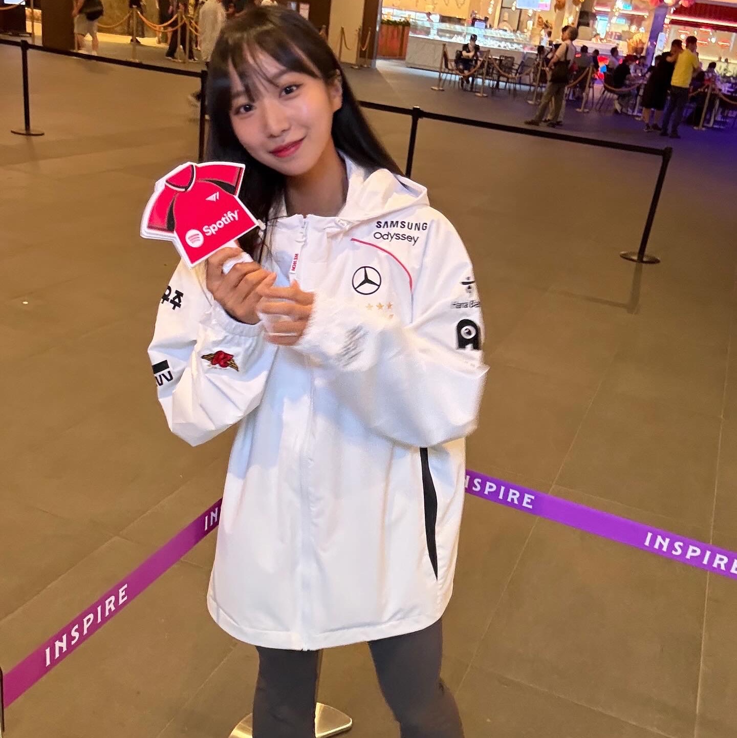 T1 2024 Uniform World Champions Jacket White (Marking Ver.) 착용 스타일 - 2