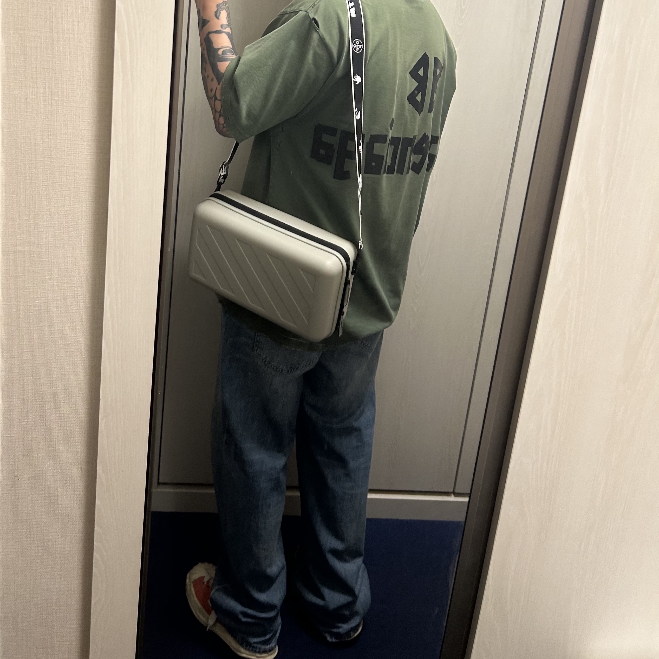 Balenciaga New Tape Type Medium Fit T-Shirt Dark Green, Maison Mihara Yasuhiro Blakey VL OG Sole Canvas Low-top Sneakers Orange 착용 스타일 - 2