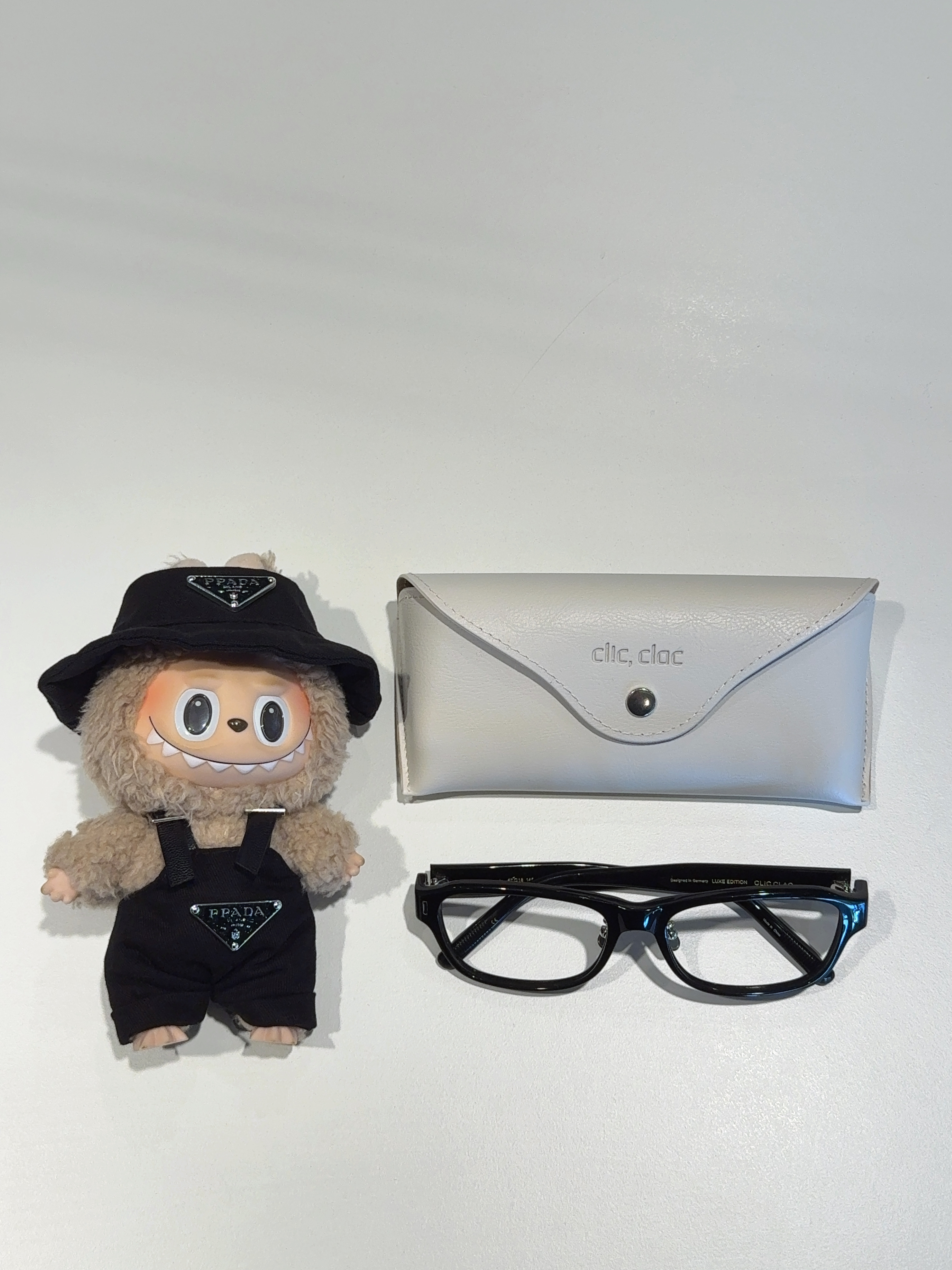 Pop Mart Labubu The Monsters Labubu Tasty Macarons Series Toffe Keyring 착용 스타일 - 3