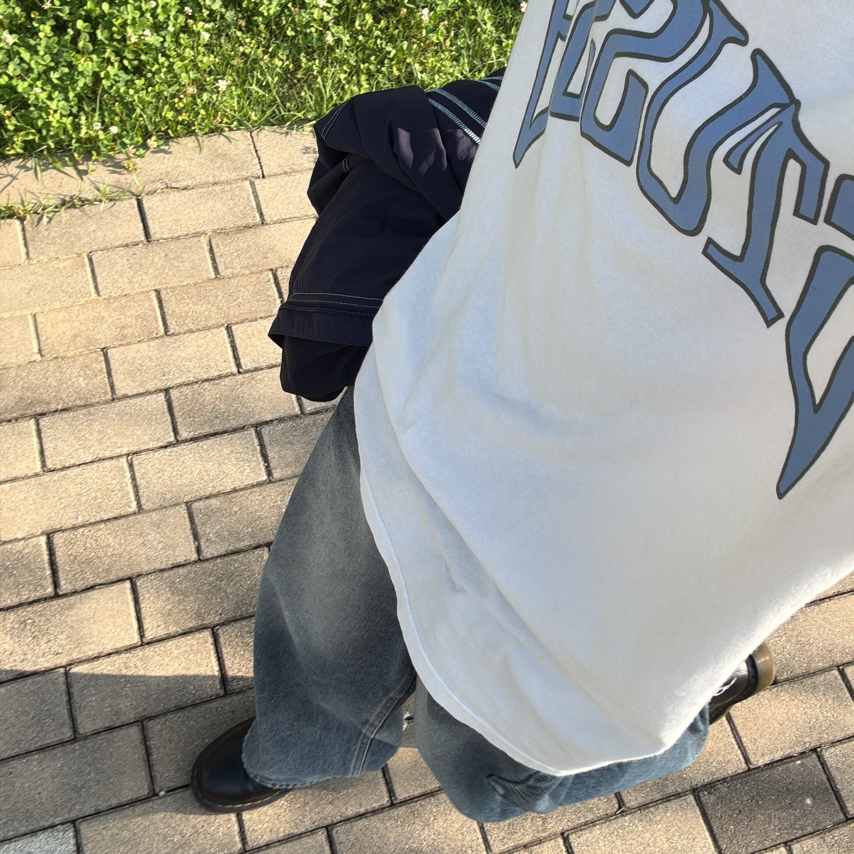 Stussy Pigment Dyed Arched T-shirt Natural, Dr. Martens 1461 Smooth Black 착용 스타일