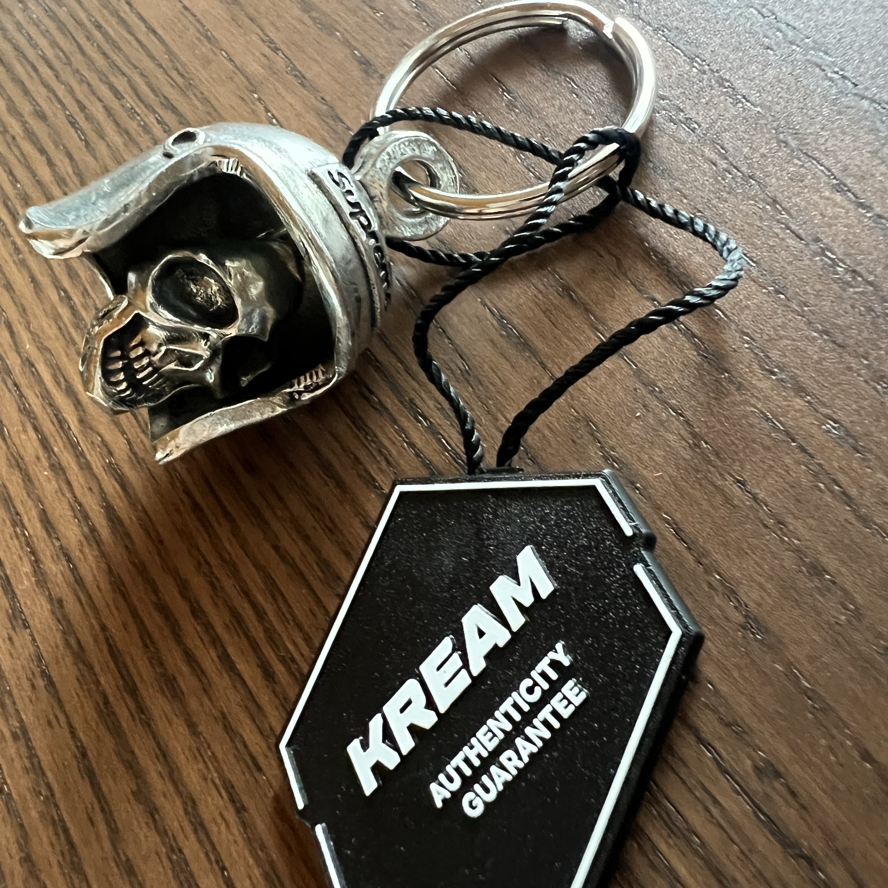 Supreme Skull Bell Keychain Silver - 25SS 착용 스타일
