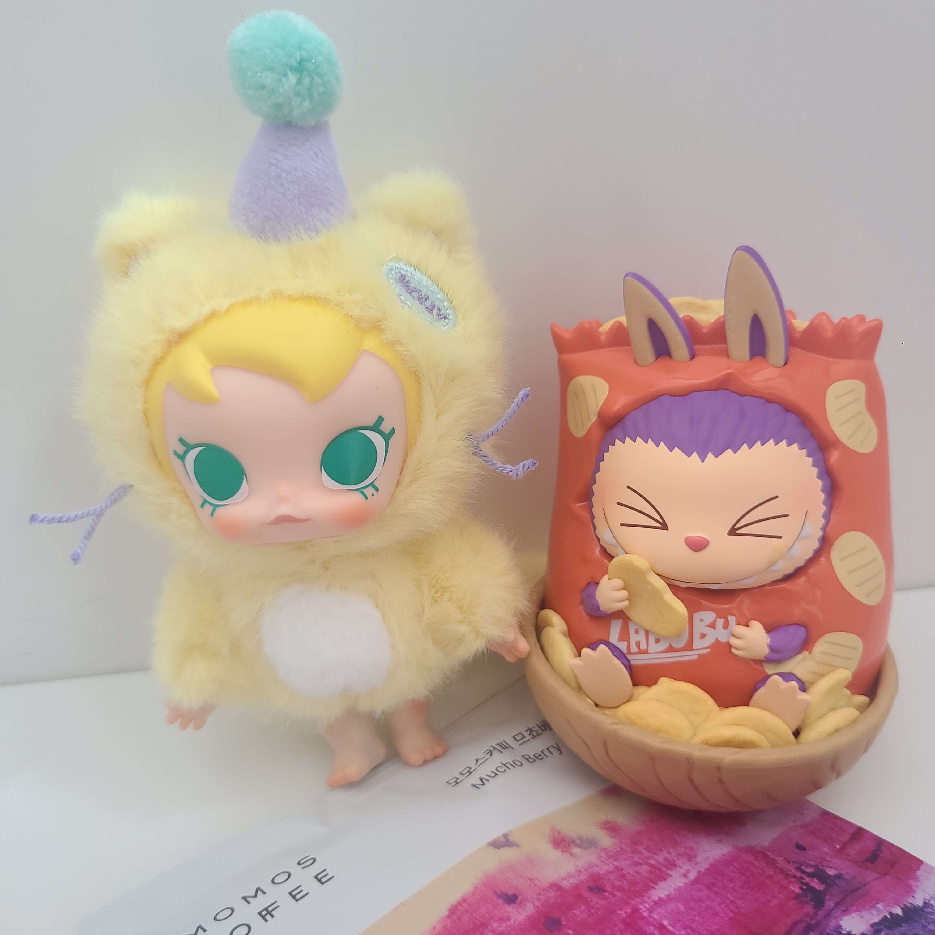 Pop Mart Labubu The Monsters Wacky Mart Series Figures Chips (Opened Case), Pop Mart Baby Molly Pocket Friends Series Vinyl Plush Pendant Enjoy the Sunshine (Opened Case) 착용 스타일