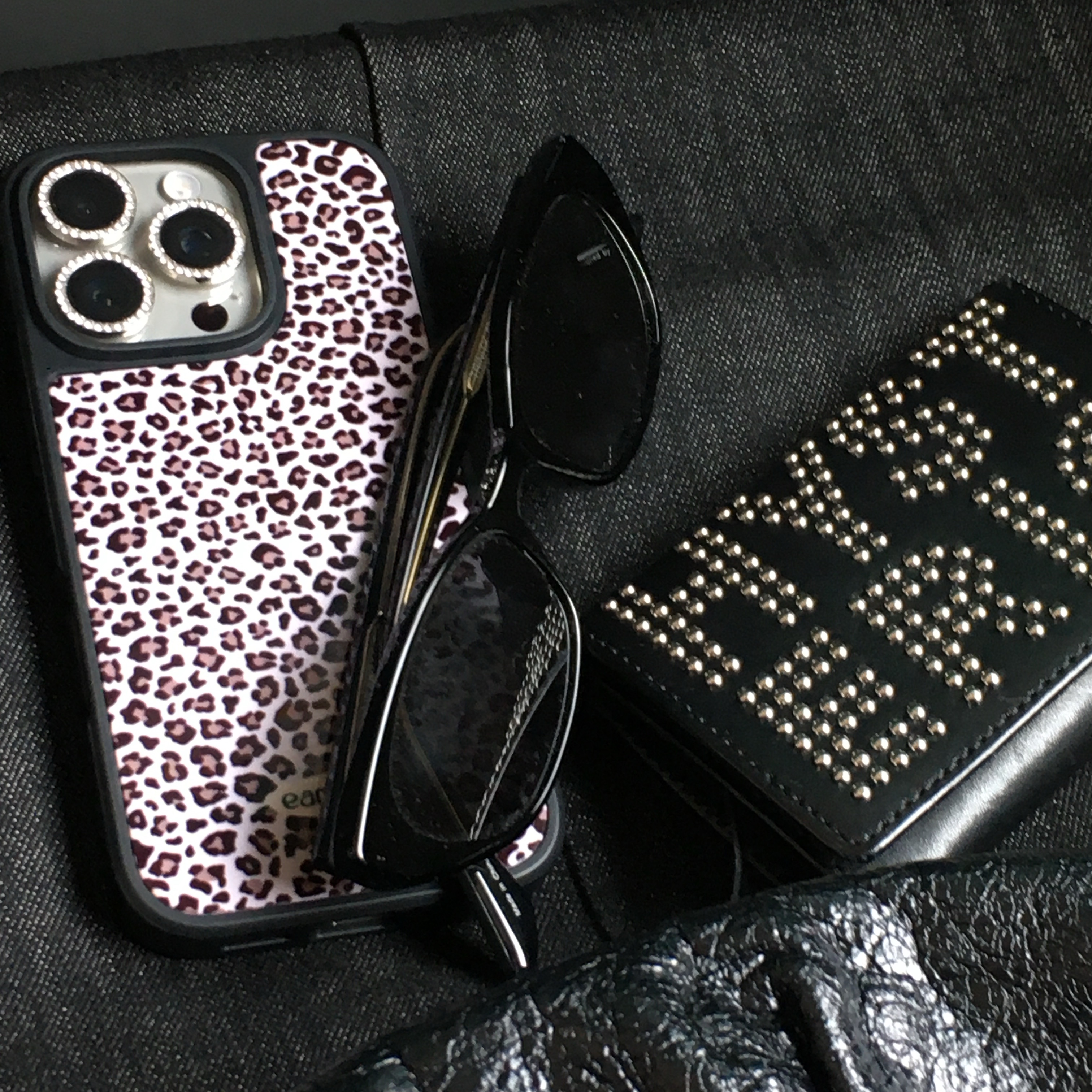 (W) Hysteric Glamour Logo Stud Tri-Fold Wallet Black, Apple AirPods Max Lightning Silver (Korean Ver.) 착용 스타일 - 1