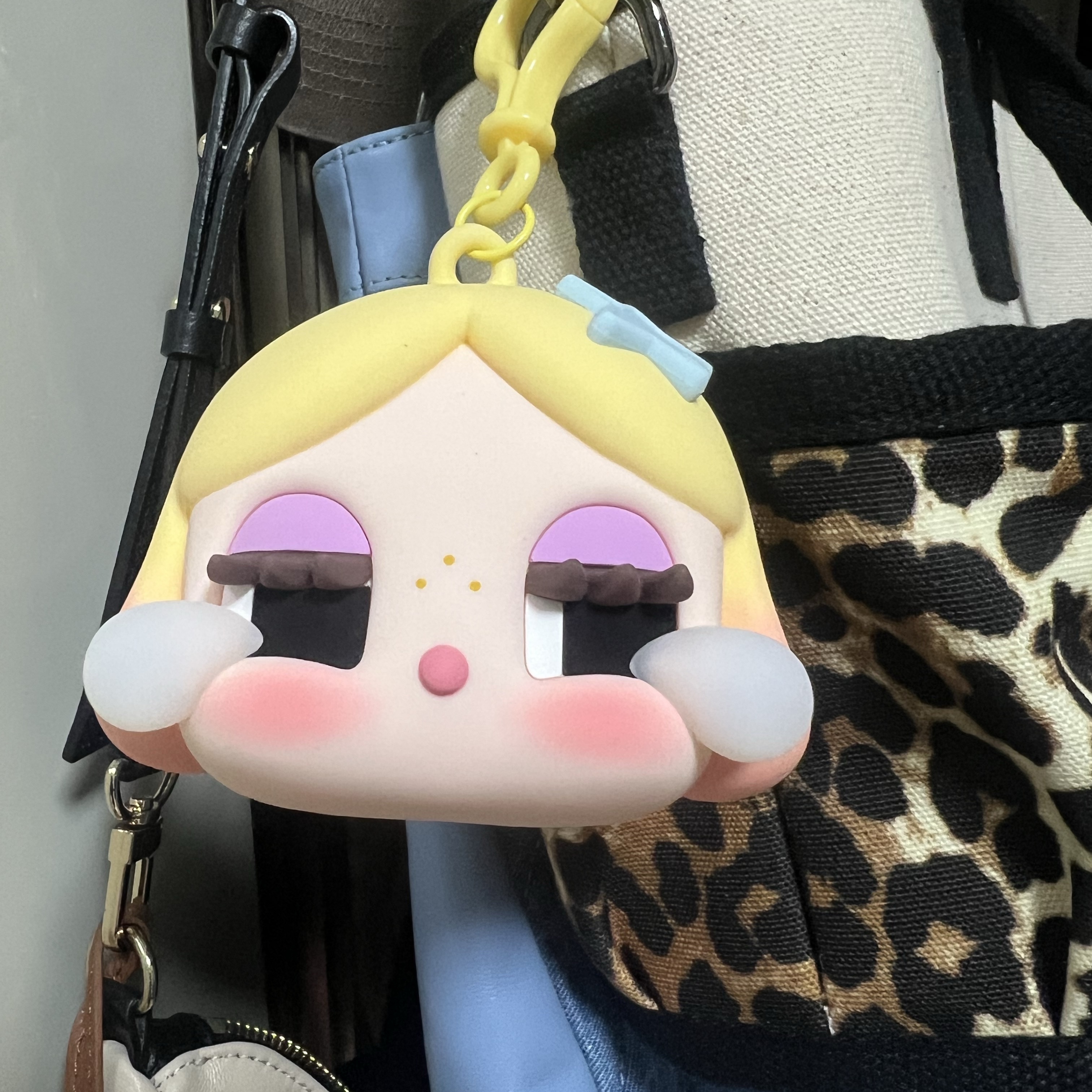 Pop Mart Crybaby Shiny Shiny Series Earphone Case Gold 착용 스타일