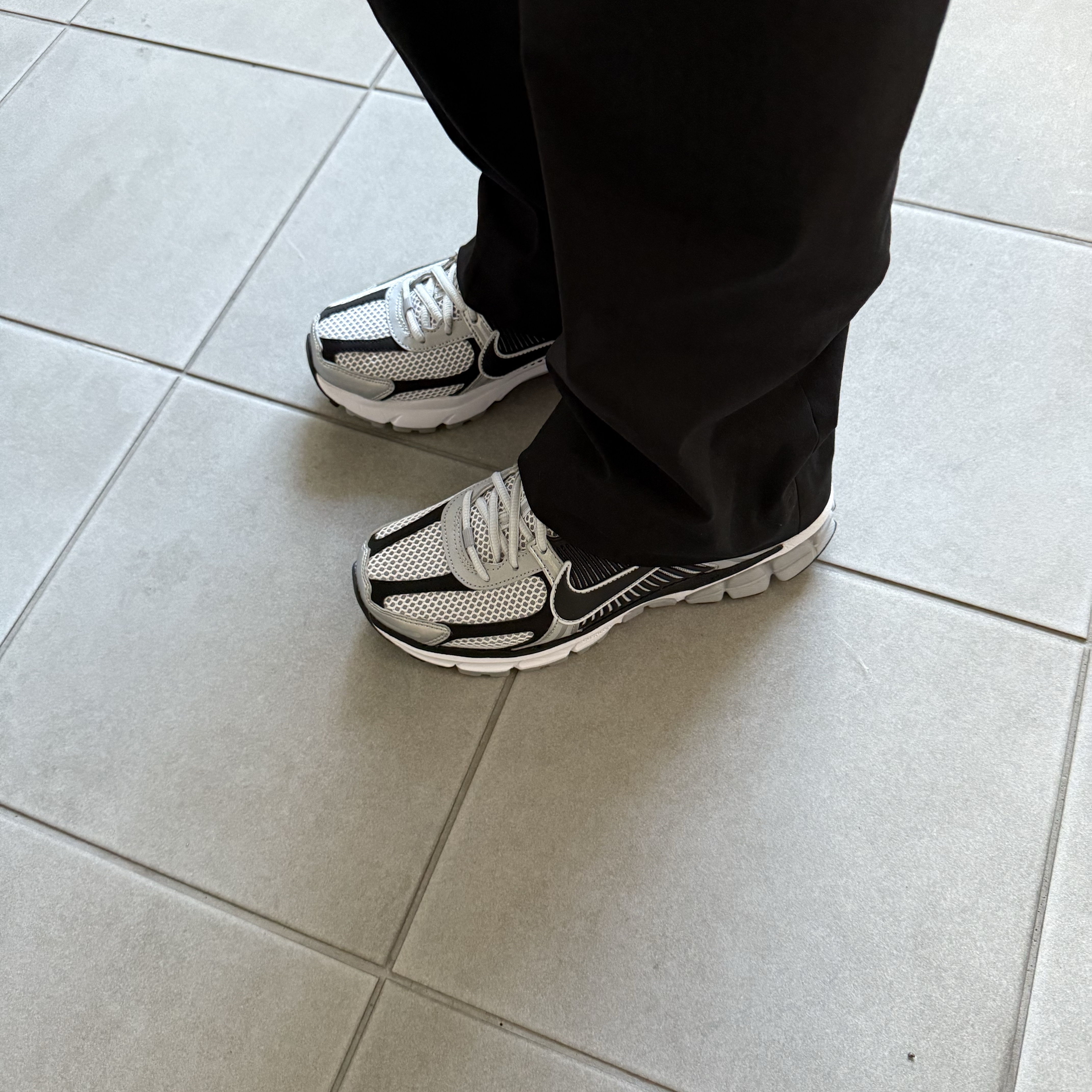 Nike Zoom Vomero 5 Metallic Silver Black 착용 스타일 - 5