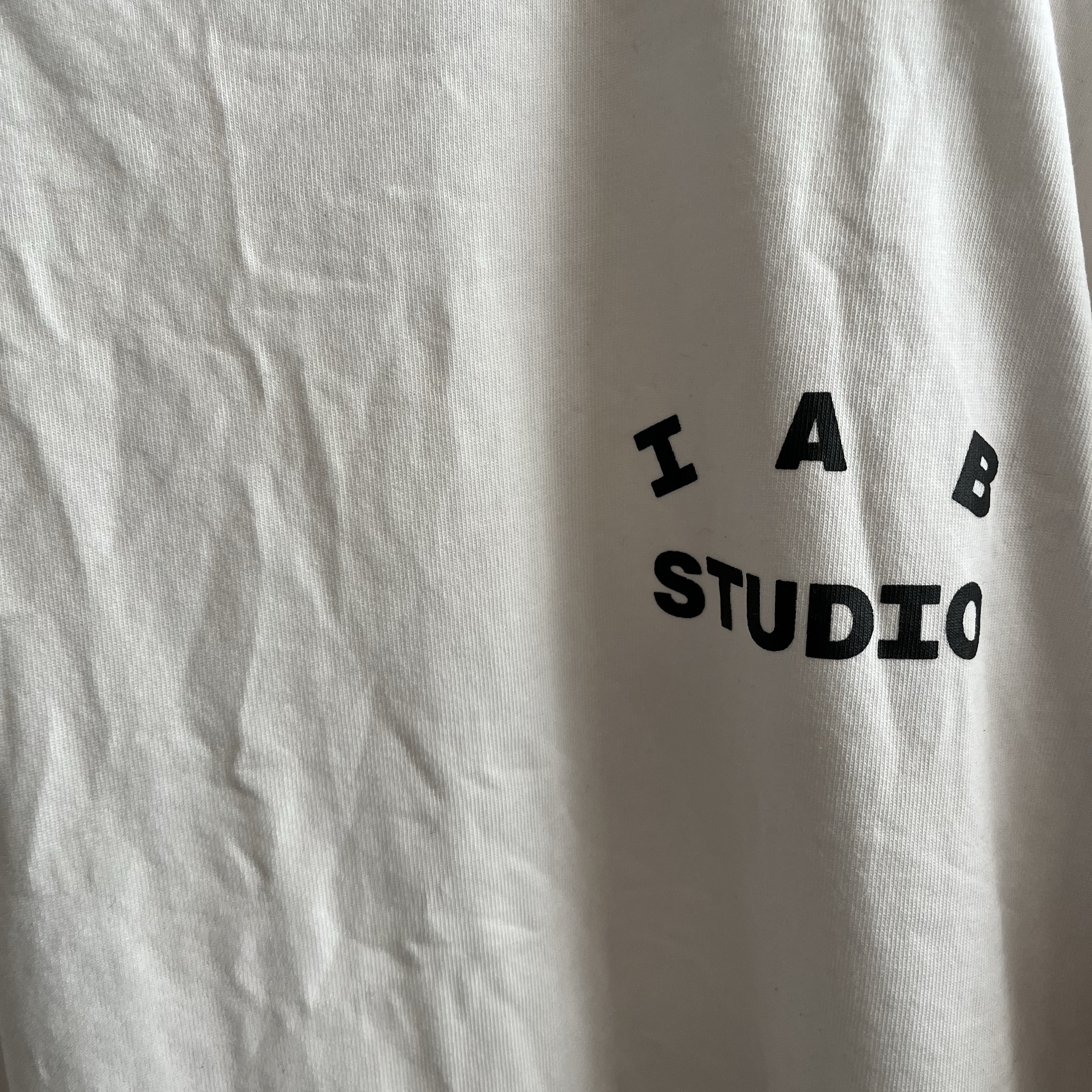 IAB Studio Established T-Shirt White Black 착용 스타일 - 1