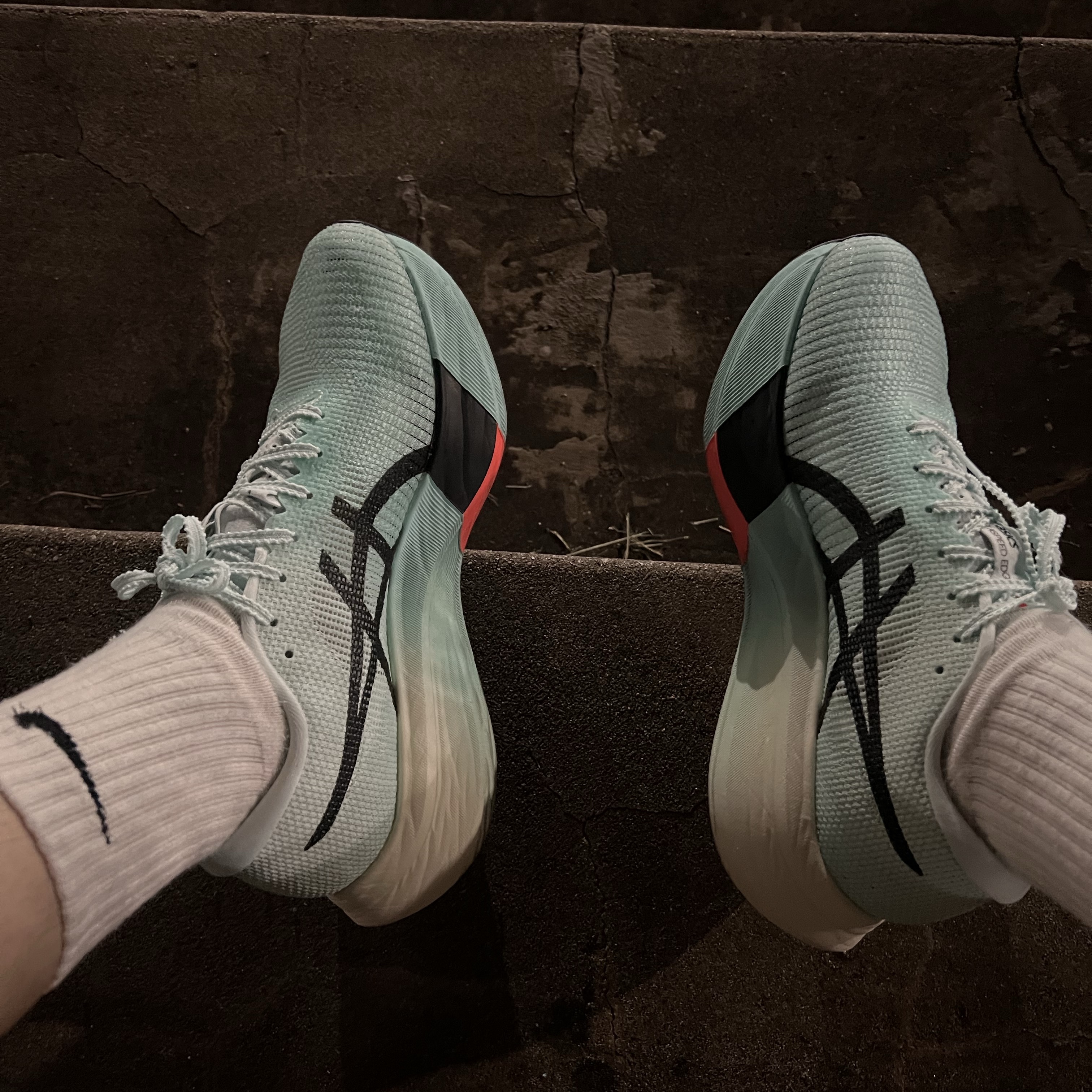 Asics Metaspeed Edge Paris Illuminate Mint Black 착용 스타일