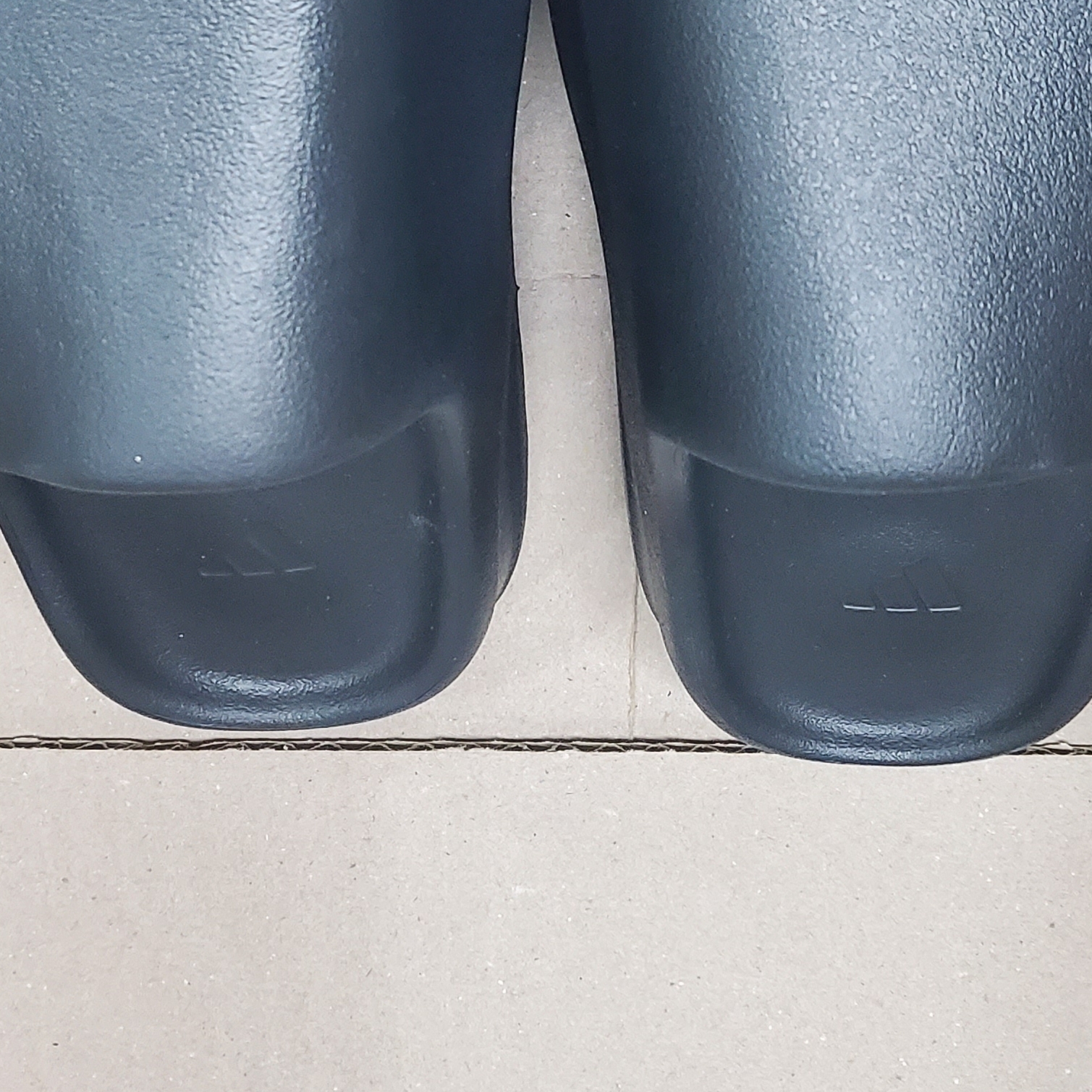 Adidas Yeezy Slide Onyx 착용 스타일