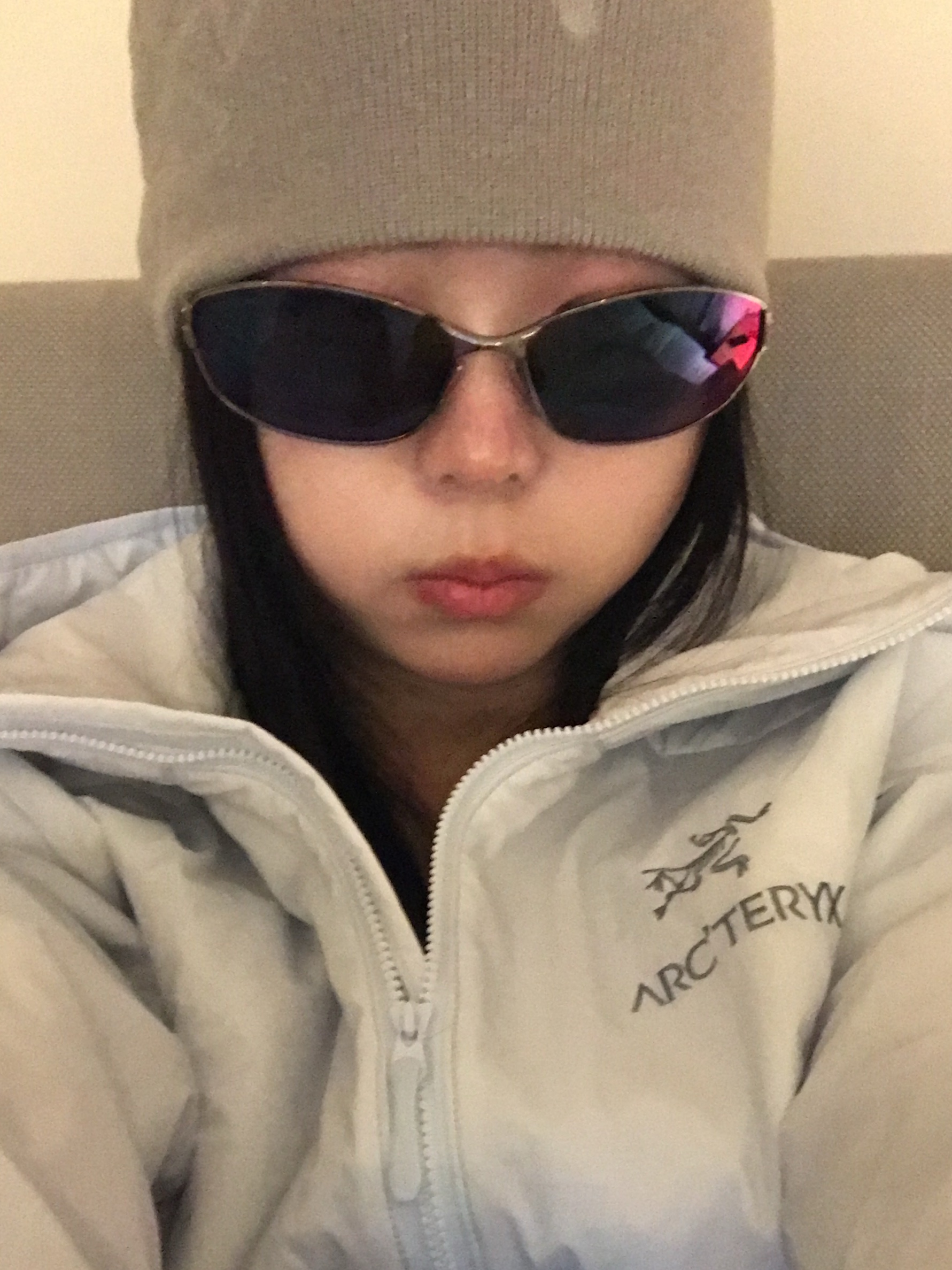 Stussy Debossed Stock Logo Beanie Silver, Balenciaga Mercury Oval Sunglasses Silver 착용 스타일 - 1