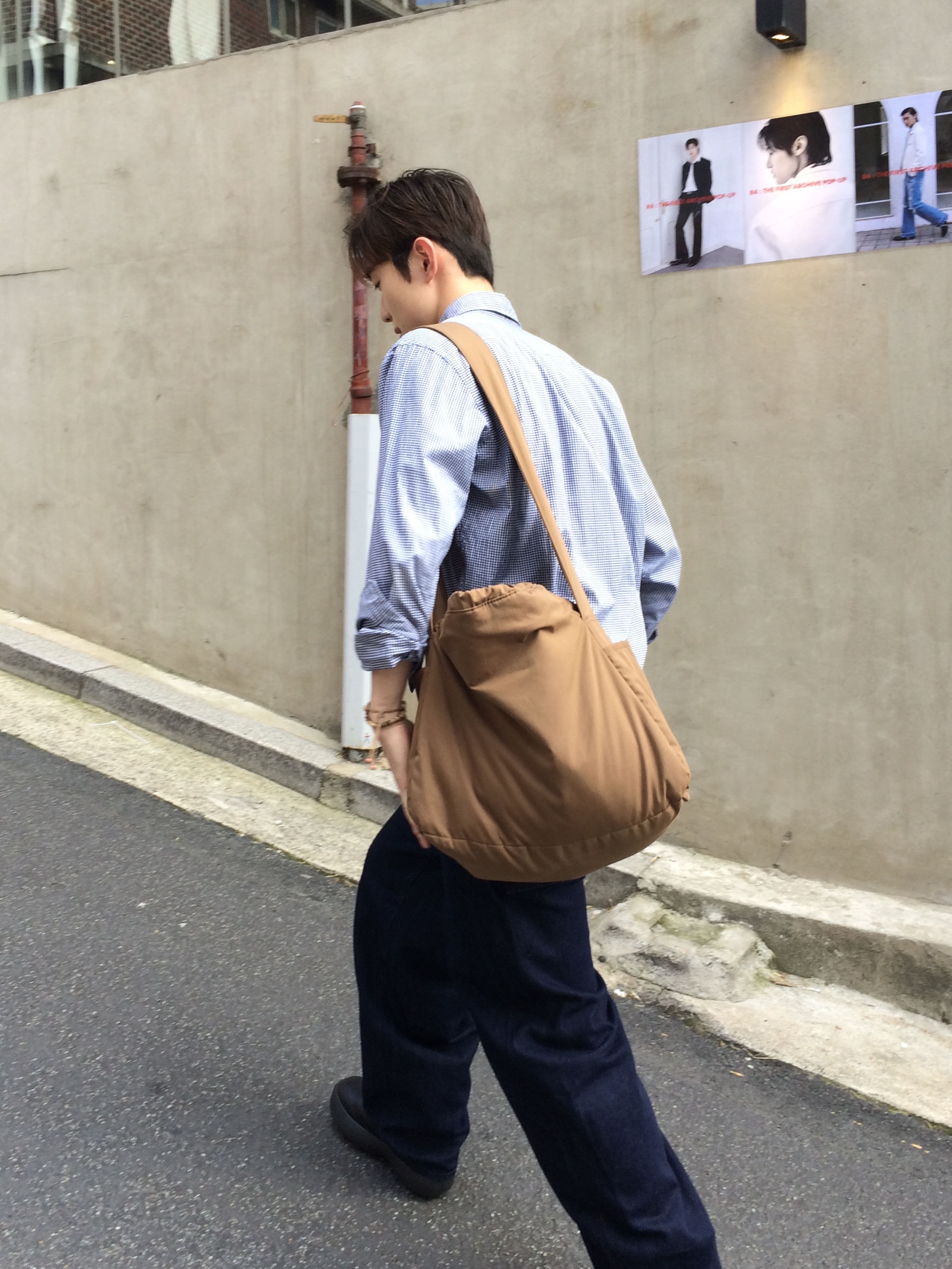 Uniqlo C Soft Puppy Shoulder Bag Brown - KR 착용 스타일 - 1