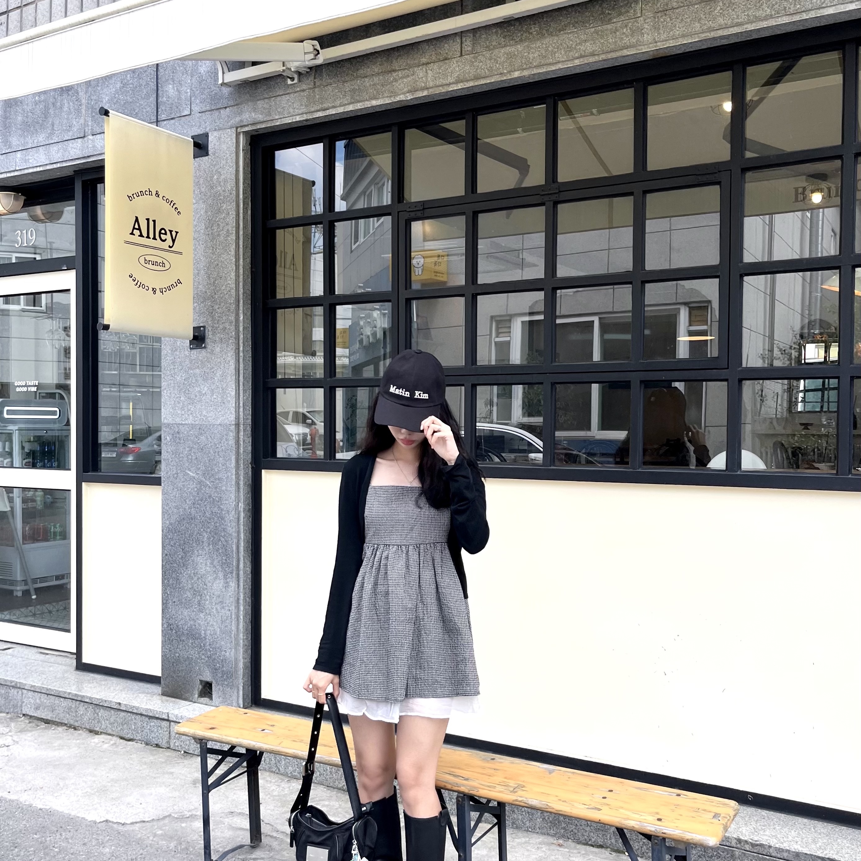 Matin Kim Matin Classic Logo Ball Cap in Black, Matin Kim Madeleine Round Bag Black 착용 스타일 - 3