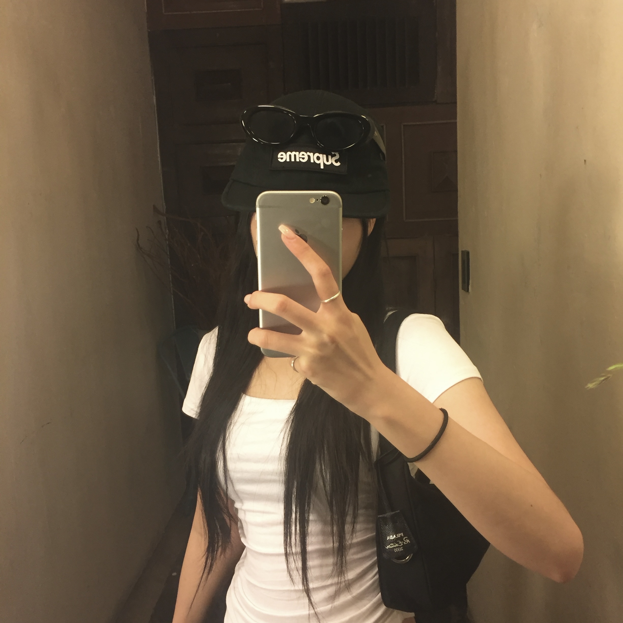 Prada Re-Edition 2000 Re-Nylon Mini Shoulder Bag Black, Supreme x Zoo York Camp Cap Black - 25SS 착용 스타일 - 2